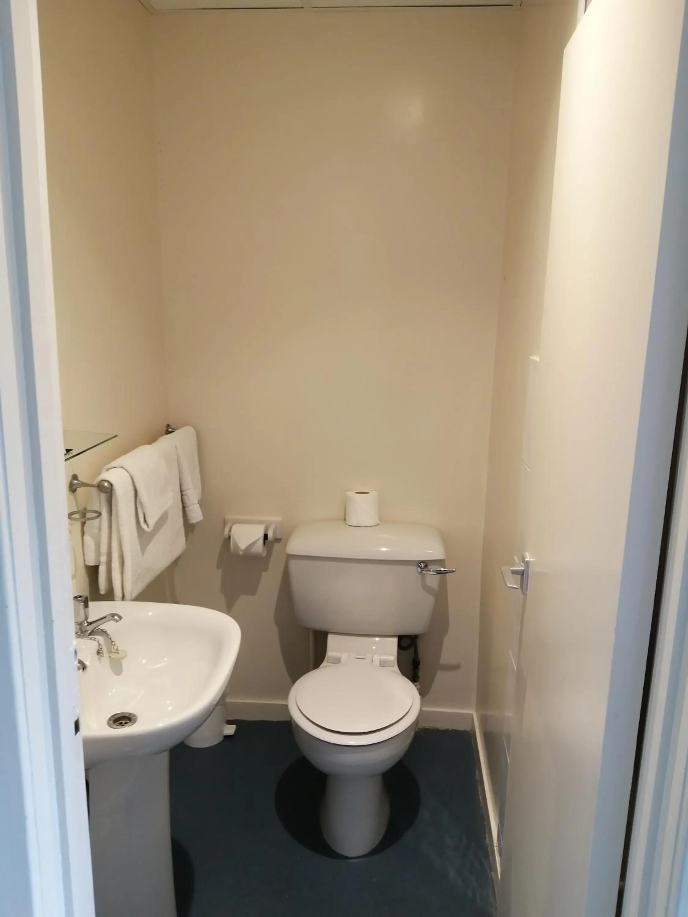 Bathroom in Eight Acres Hotel