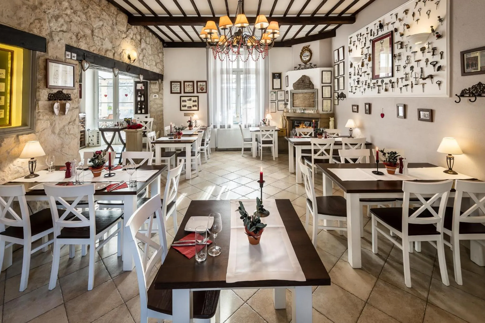 Restaurant/places to eat in Red Kurka Apartments