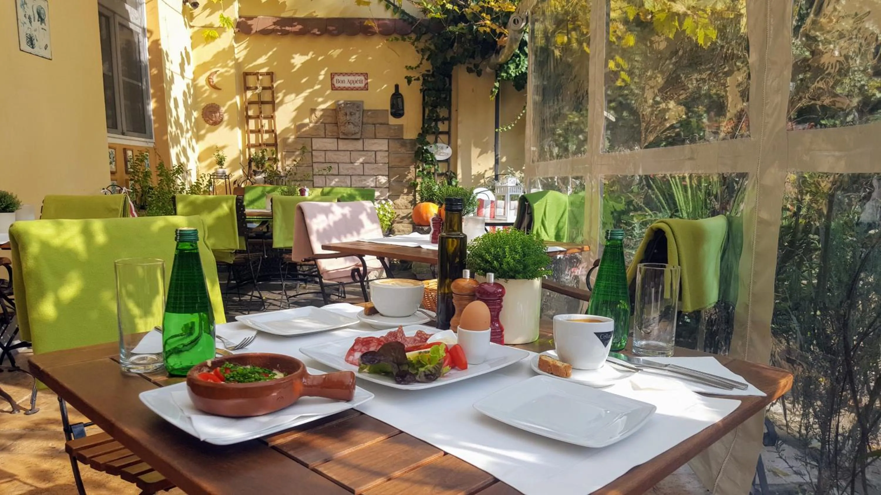 Restaurant/places to eat in Red Kurka Apartments