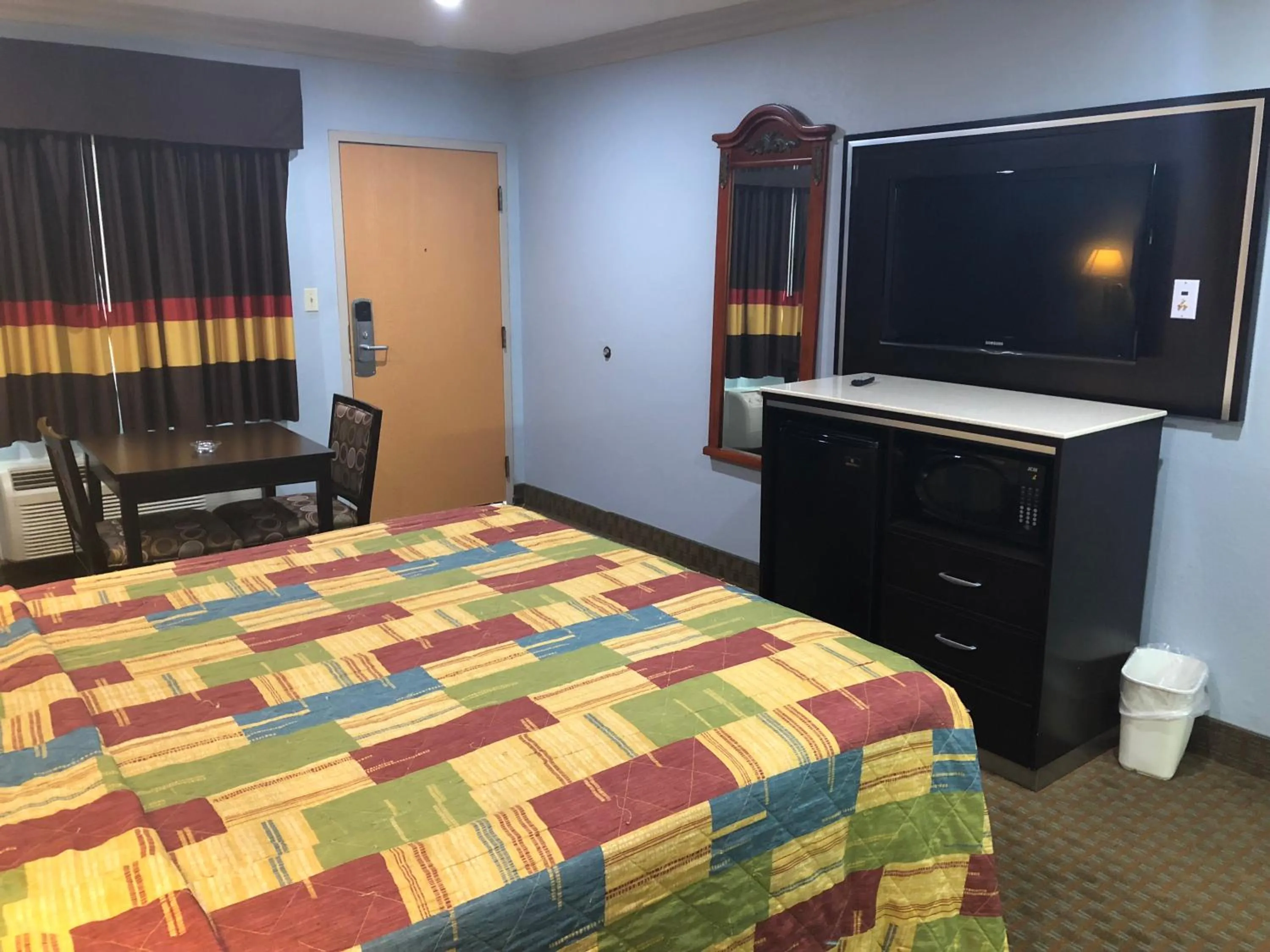 TV and multimedia, Bed in La Mirage Inn LAX Airport