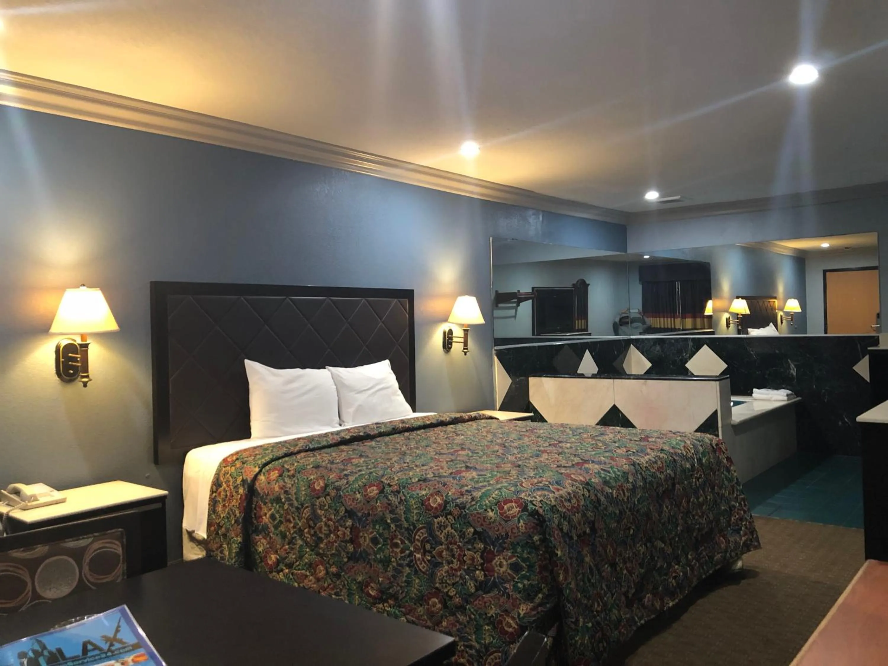 Hot Tub, Bed in La Mirage Inn LAX Airport