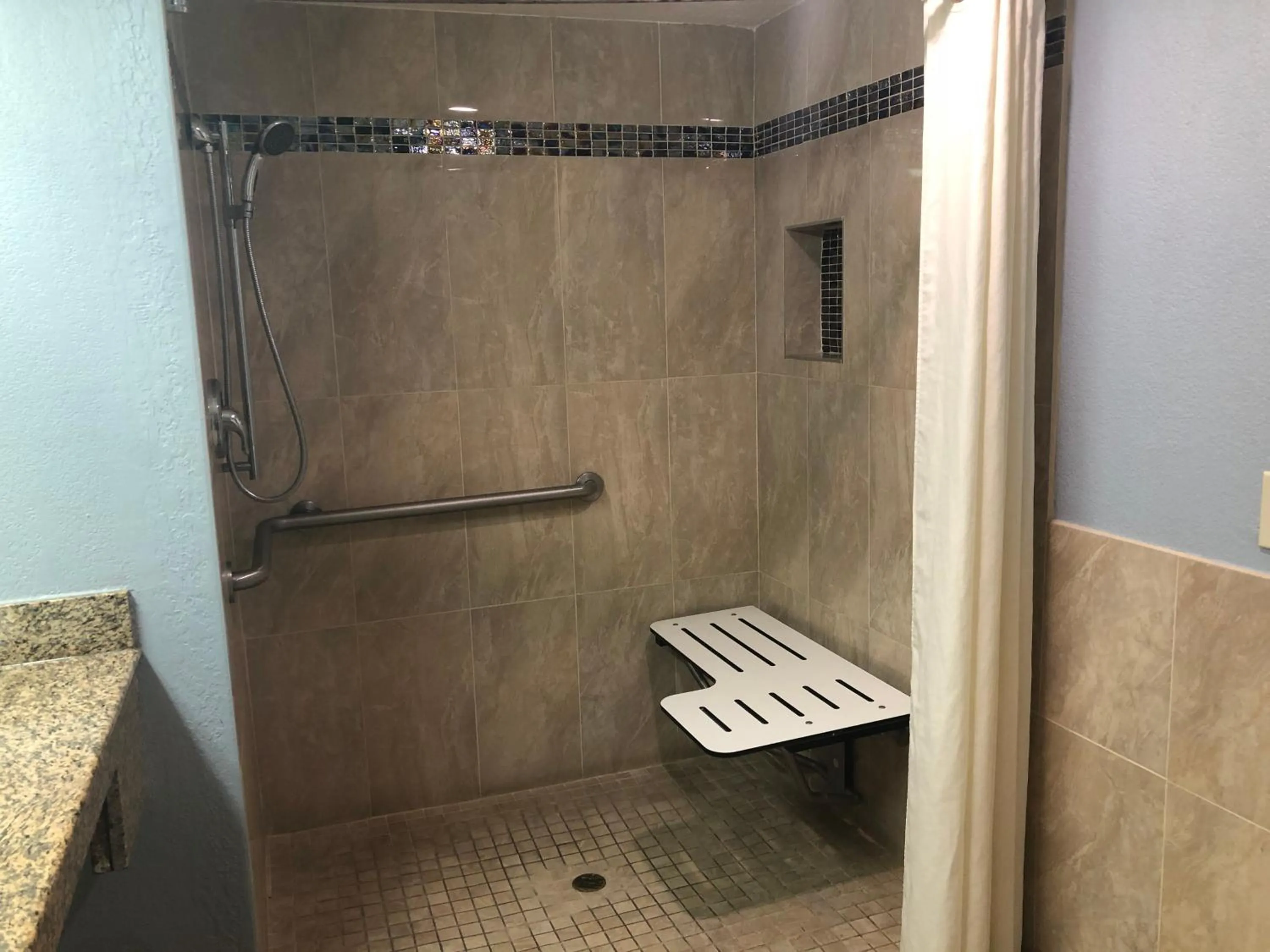 Bathroom in La Mirage Inn LAX Airport