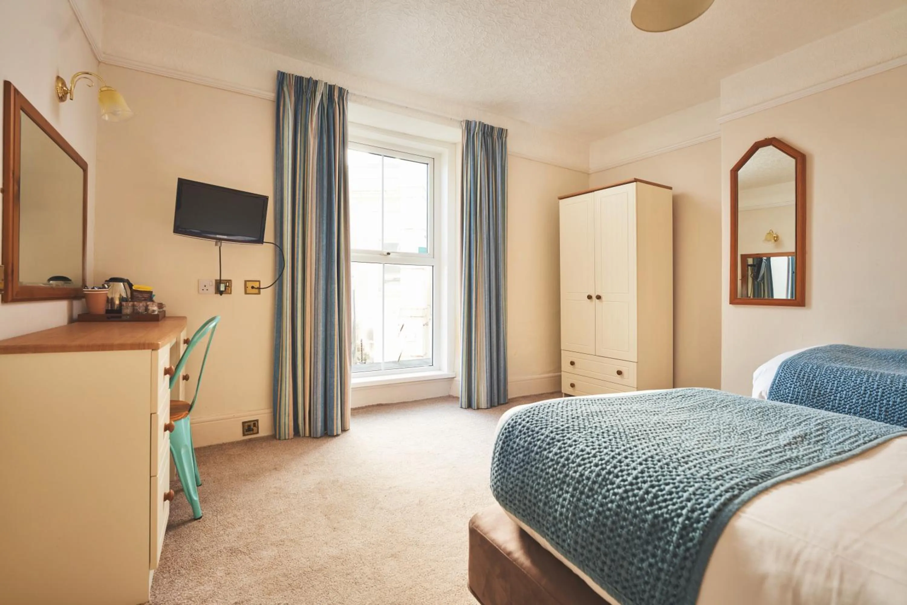 Photo of the whole room, Bed in Great Western