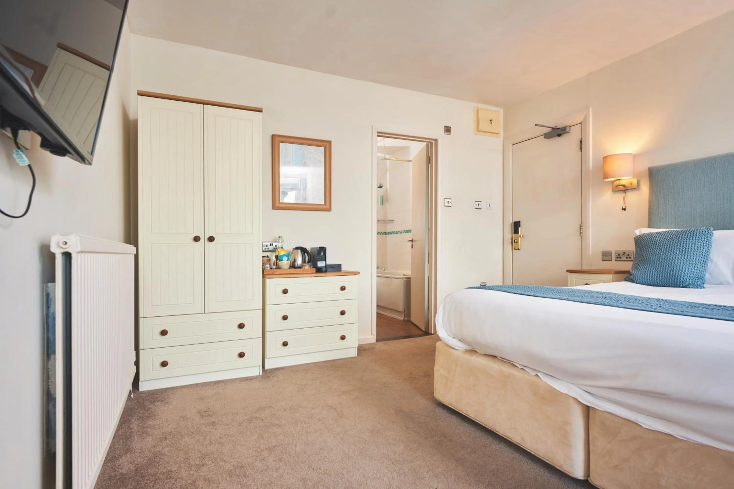 Photo of the whole room, Bed in Great Western