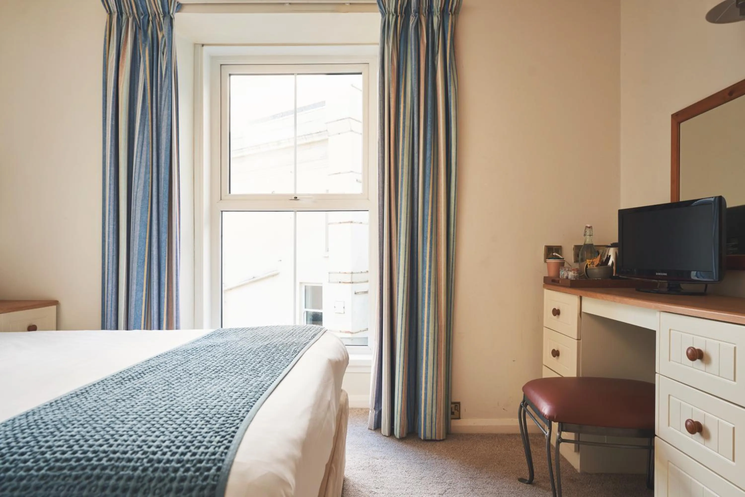 Photo of the whole room, Bed in Great Western