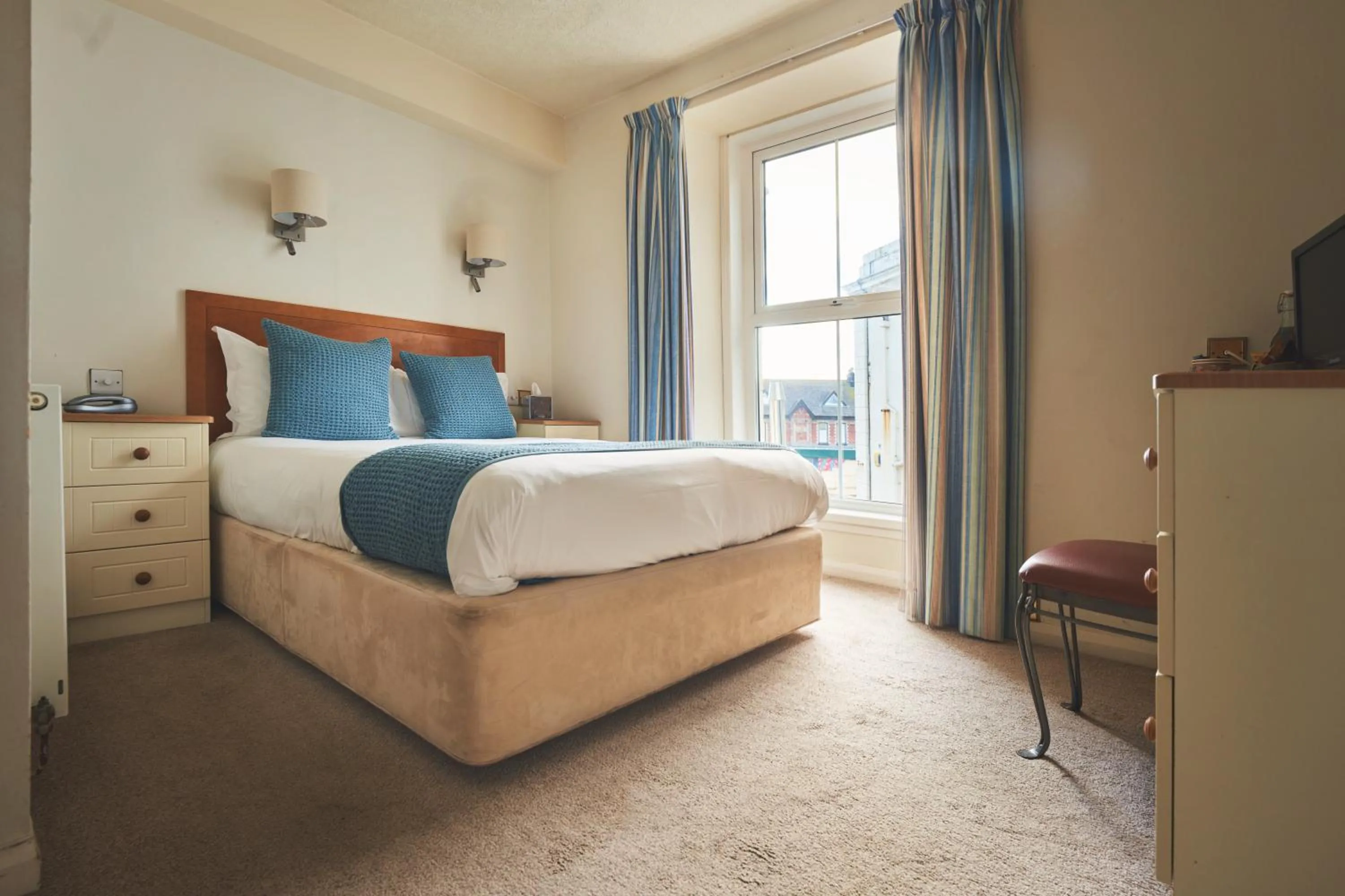 Photo of the whole room, Bed in Great Western