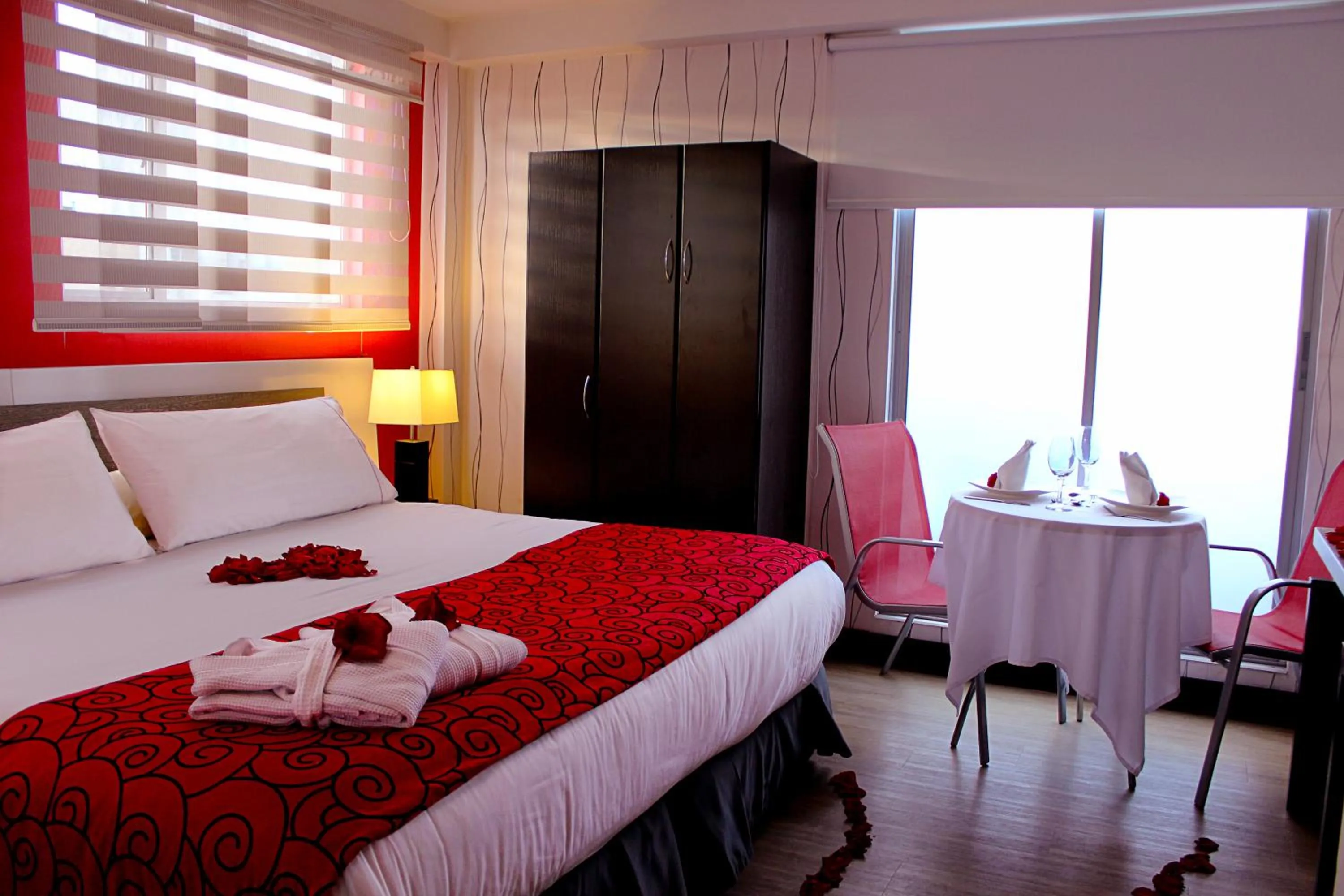 Balcony/Terrace, Bed in Hotel Bogota Expocomfort - Embajada Americana