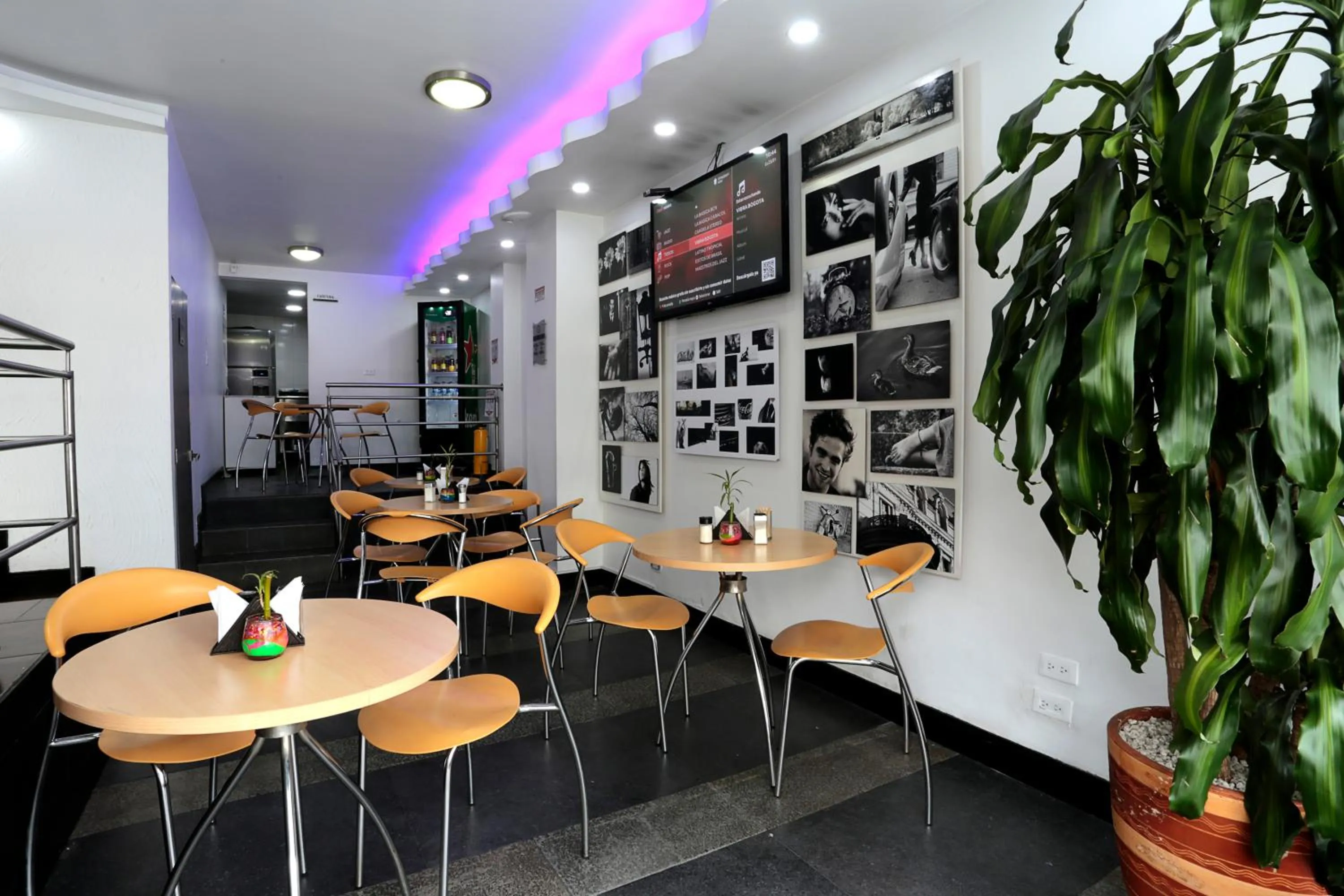 Restaurant/places to eat in Hotel Bogota Expocomfort - Embajada Americana