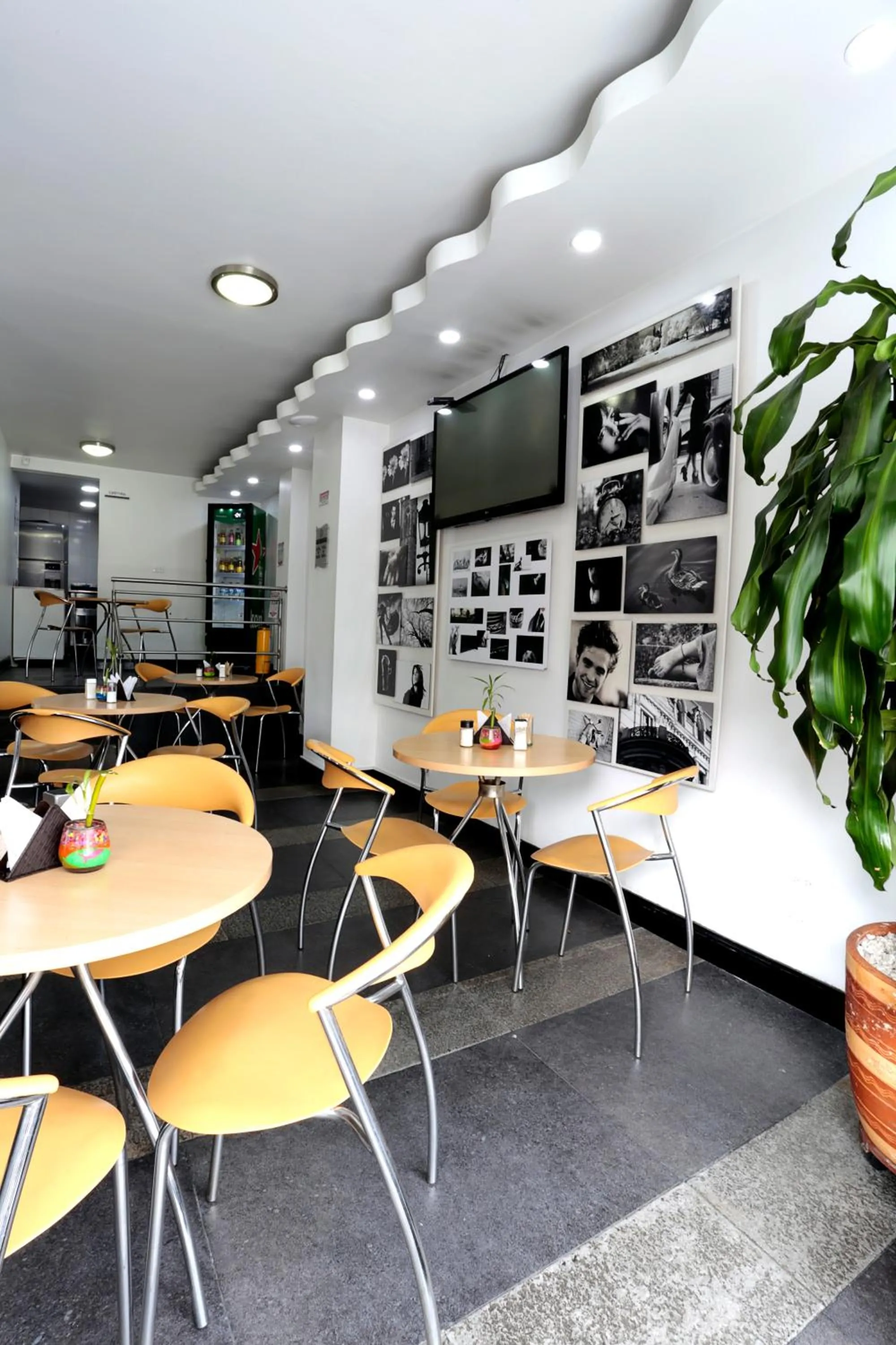 Restaurant/places to eat in Hotel Bogota Expocomfort - Embajada Americana