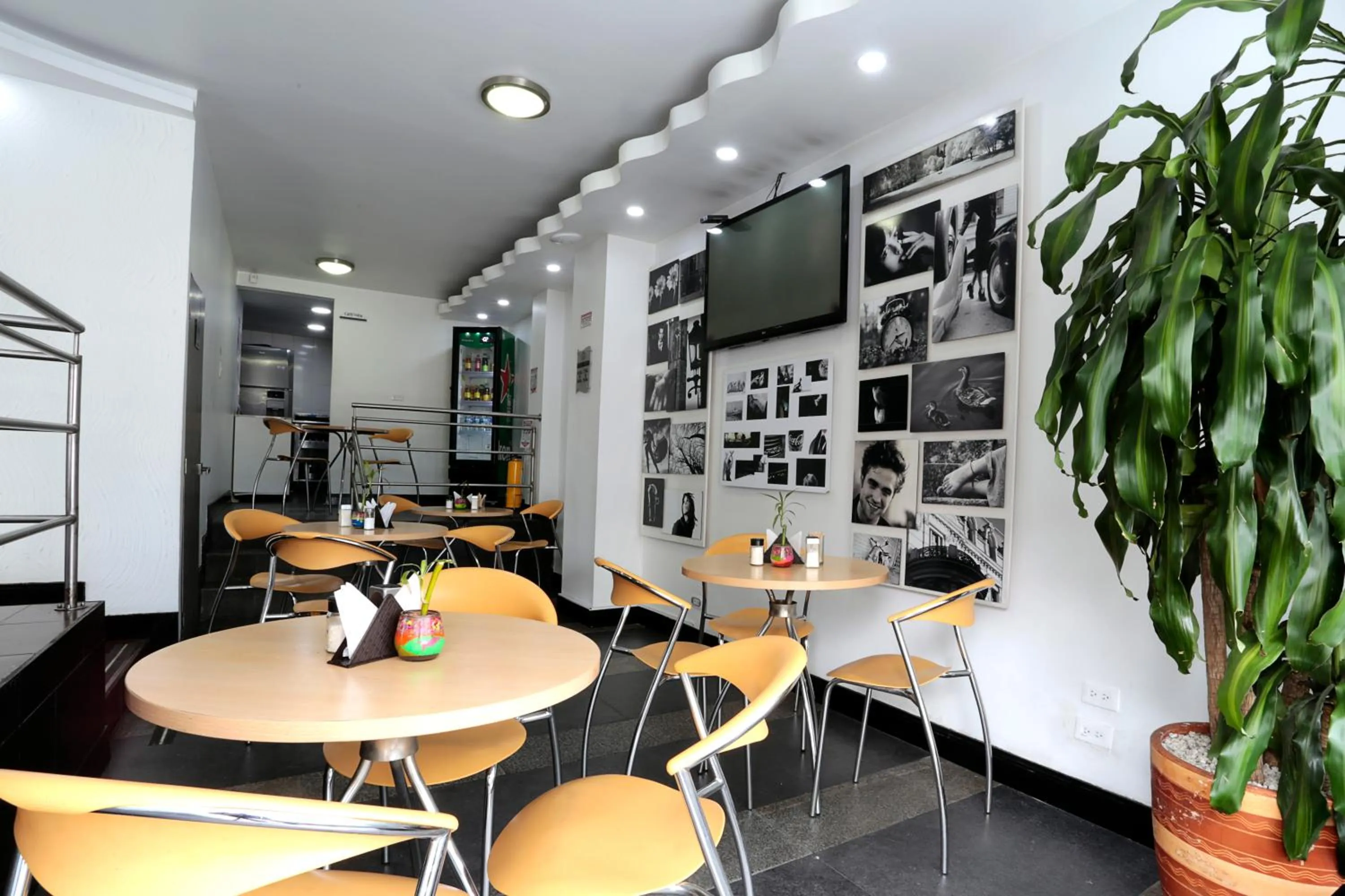 Restaurant/places to eat in Hotel Bogota Expocomfort - Embajada Americana