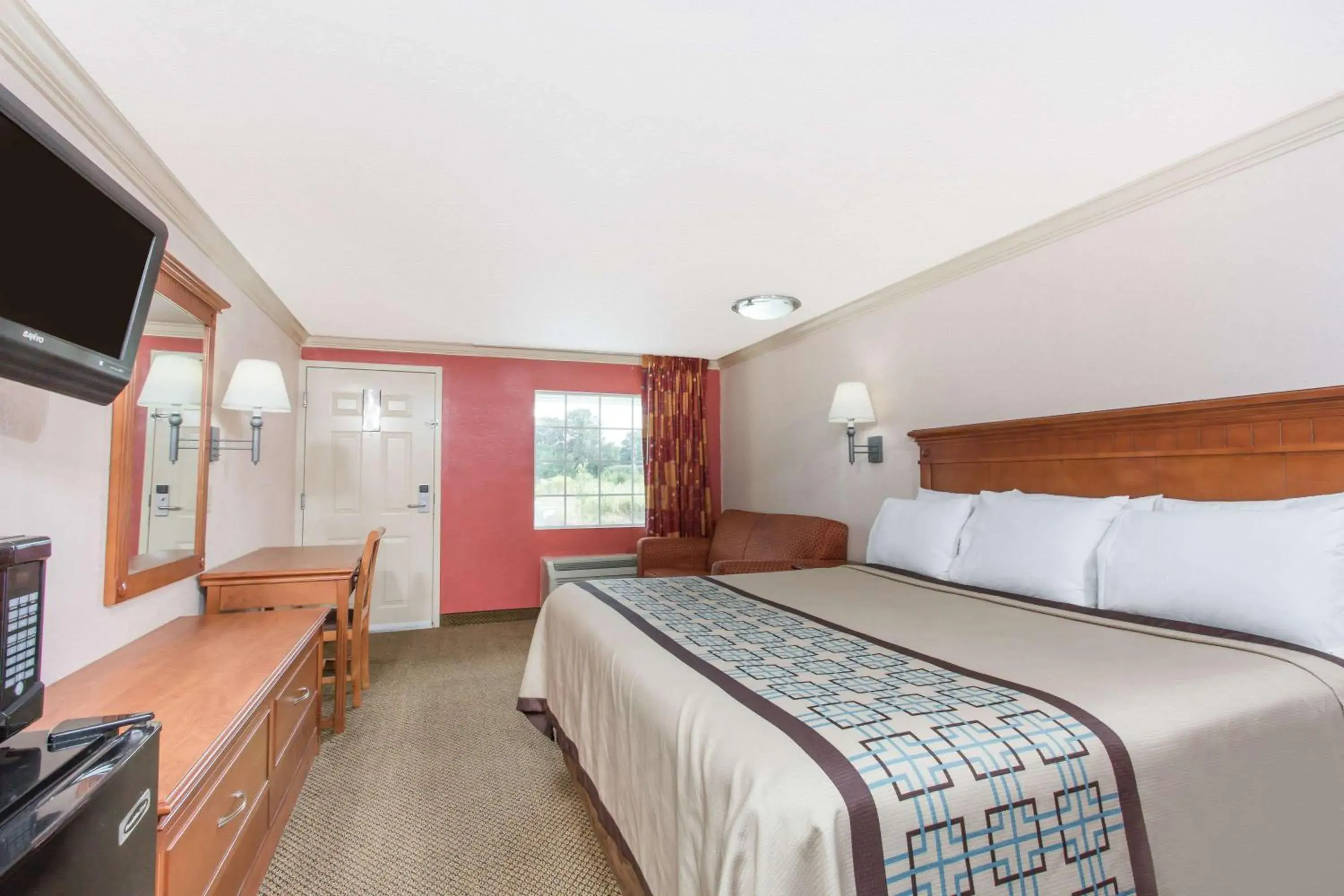 King Room - Non-Smoking in Days Inn by Wyndham Virginia Beach Town Center King Room - Non-Smoking in Days Inn by Wyndham Virginia Beach Town Center