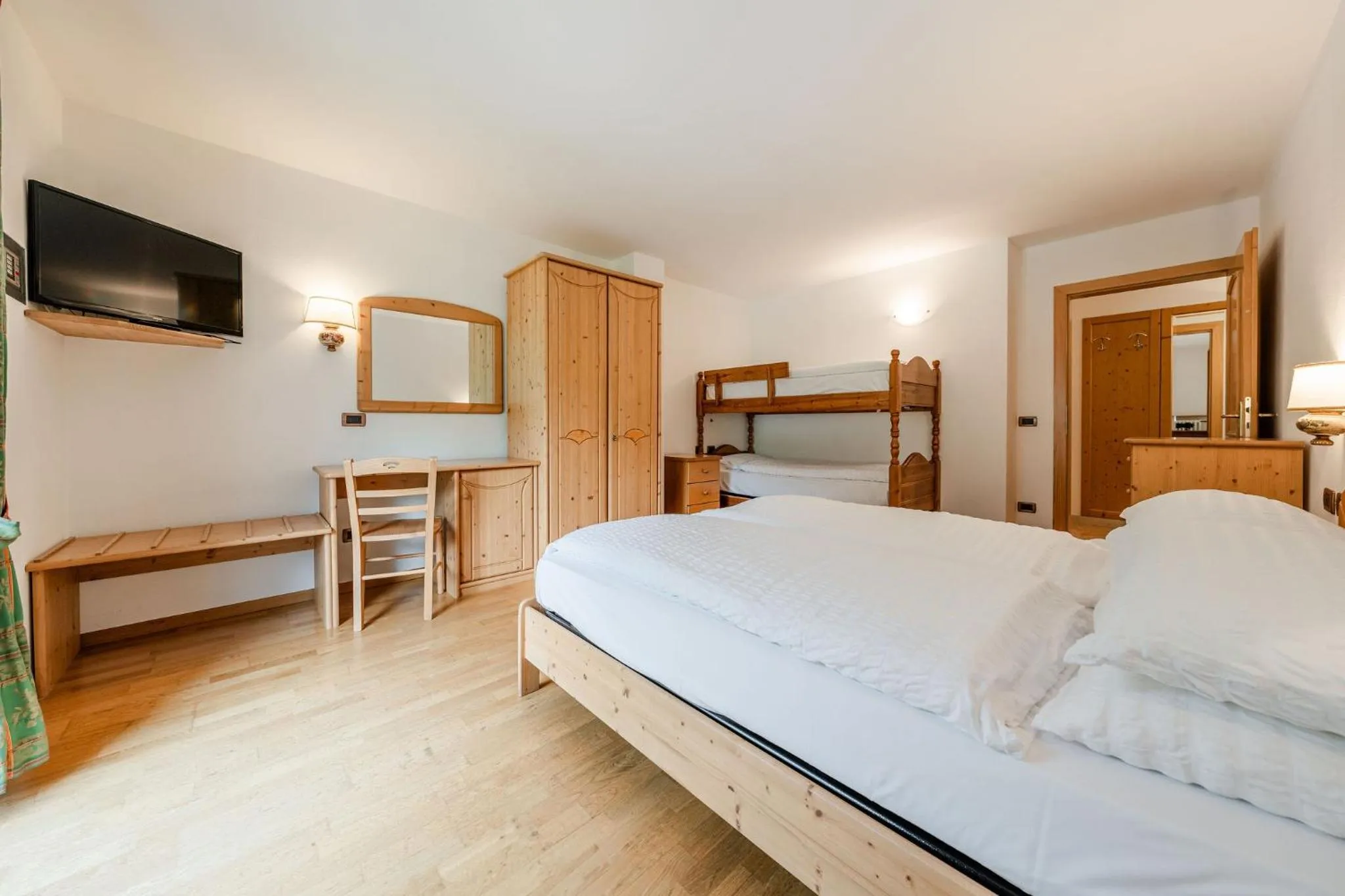 Bedroom, Bed in Hotel Vioz