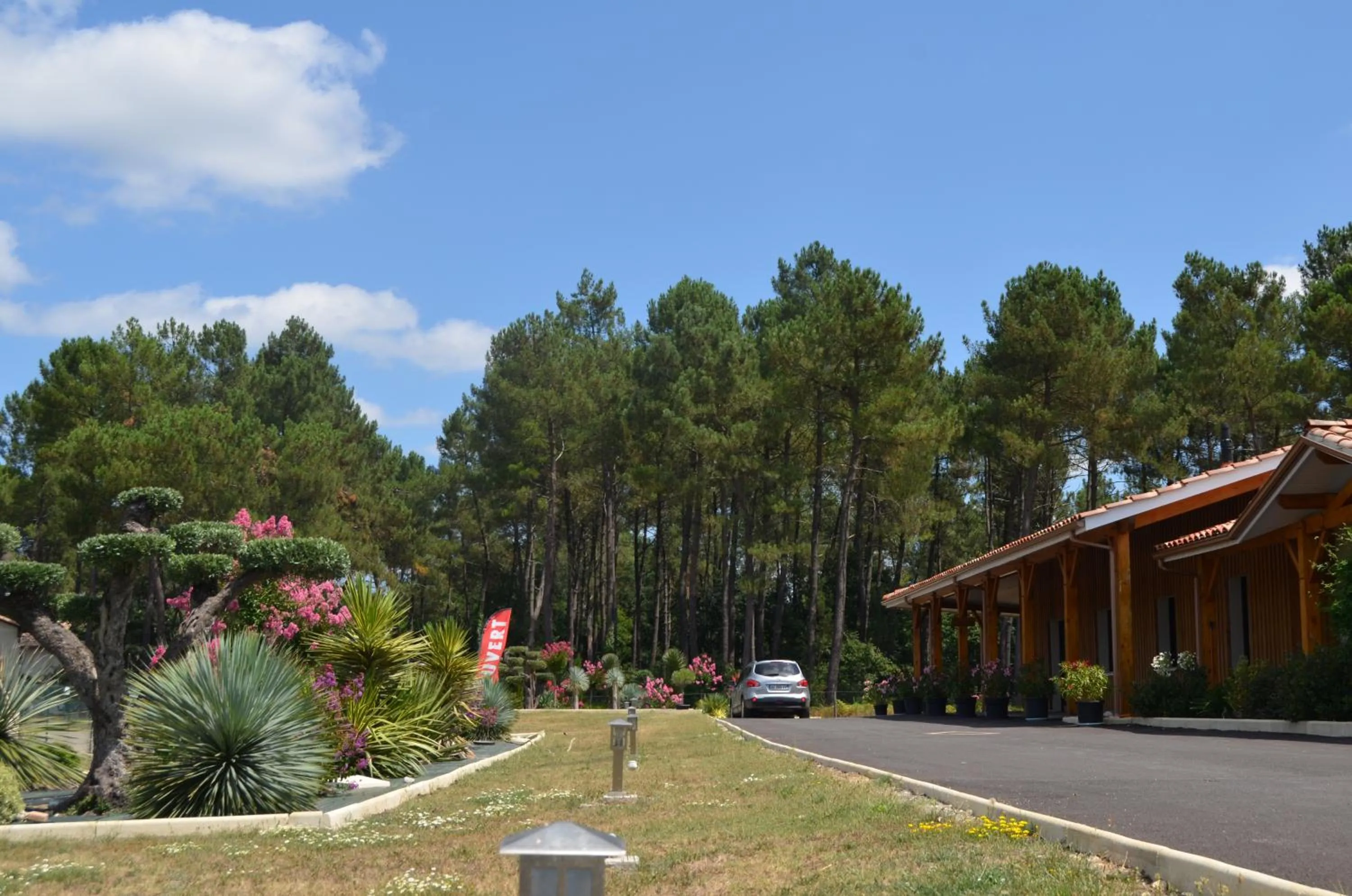 Garden view in L'Hôtel du Lac Casteljaloux