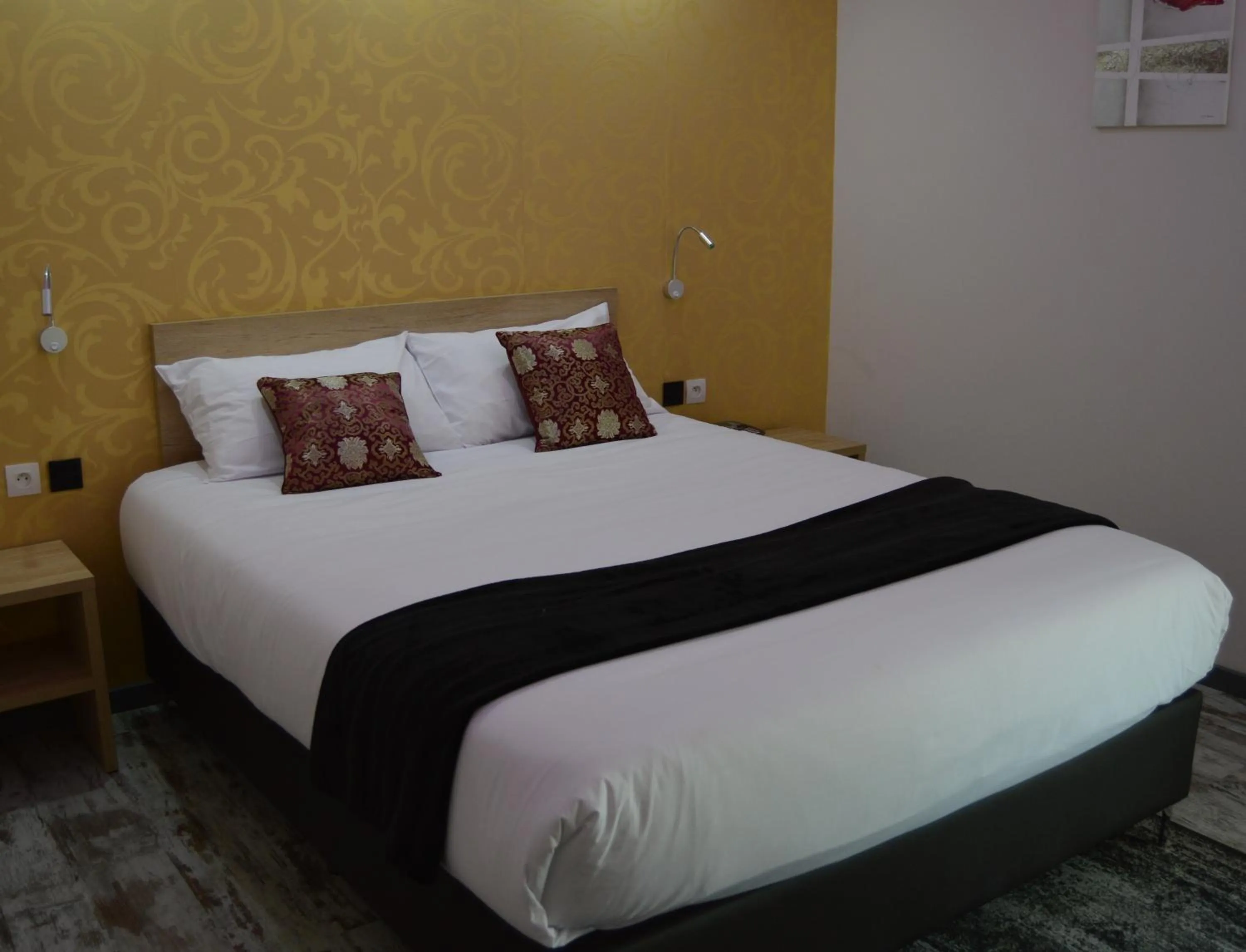 Bed in L'Hôtel du Lac Casteljaloux