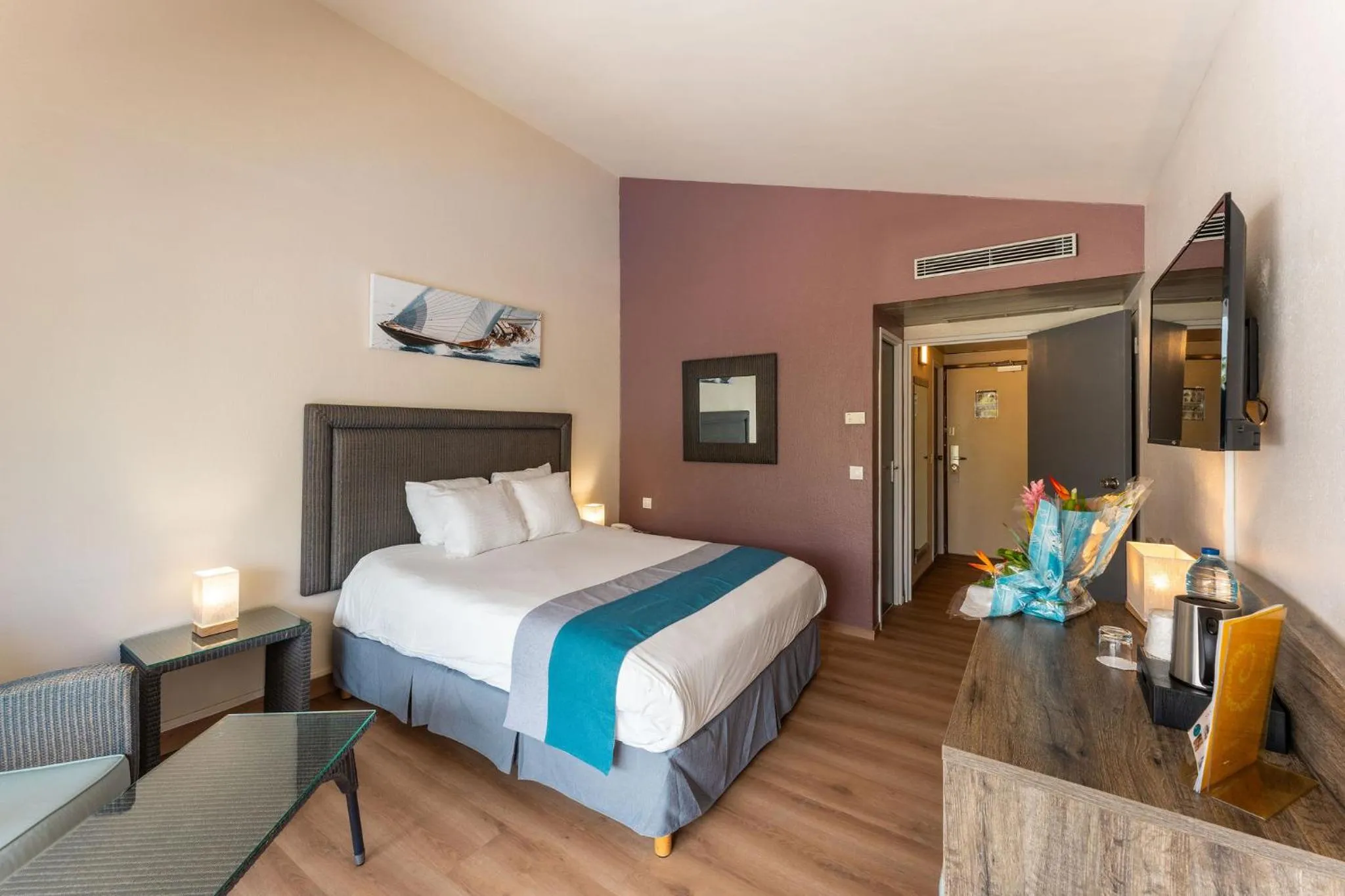 View (from property/room), Bed in Hotel Fleur d'Epee