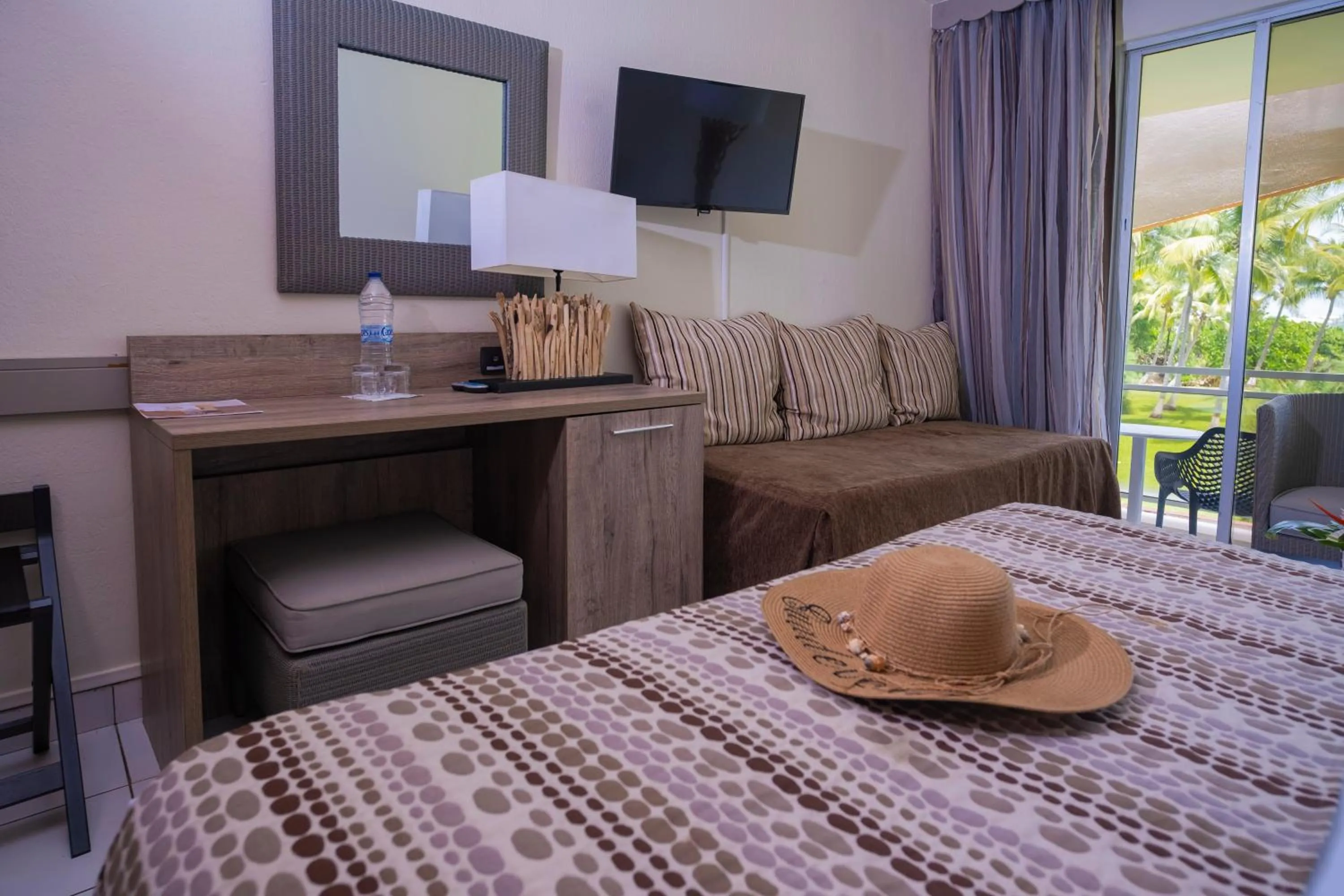 Photo of the whole room, Bed in Hotel Fleur d'Epee