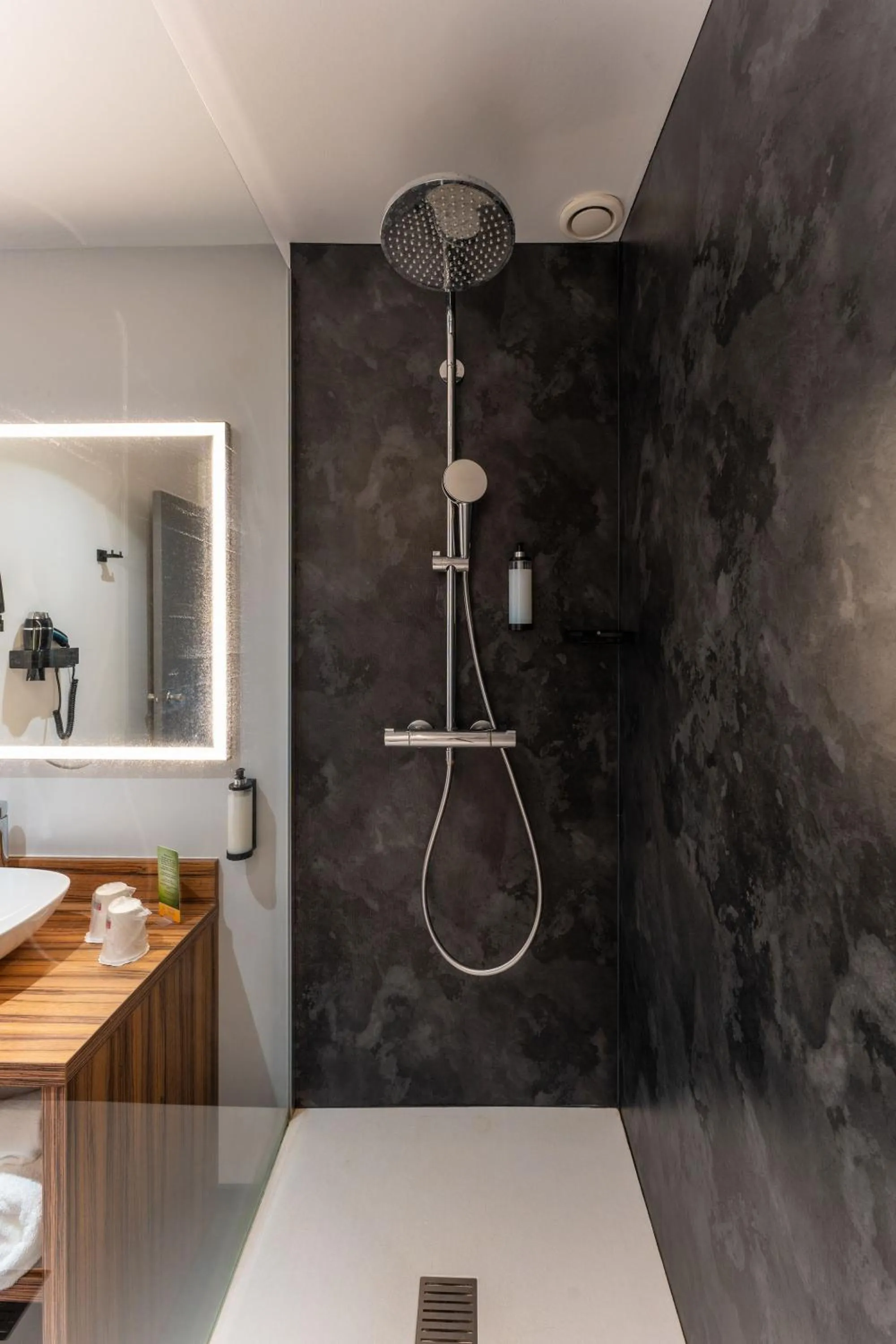 Shower in Hotel Fleur d'Epee
