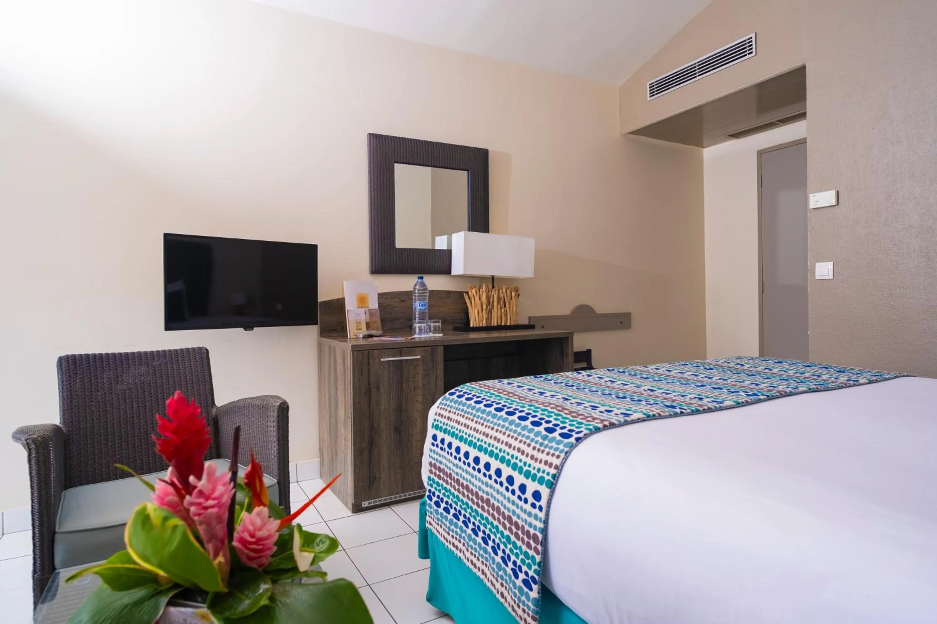 Photo of the whole room, Bed in Hotel Fleur d'Epee