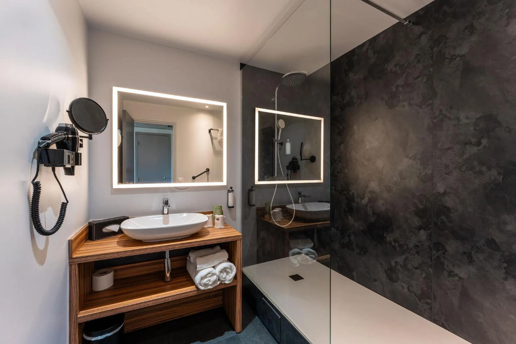 Shower in Hotel Fleur d'Epee