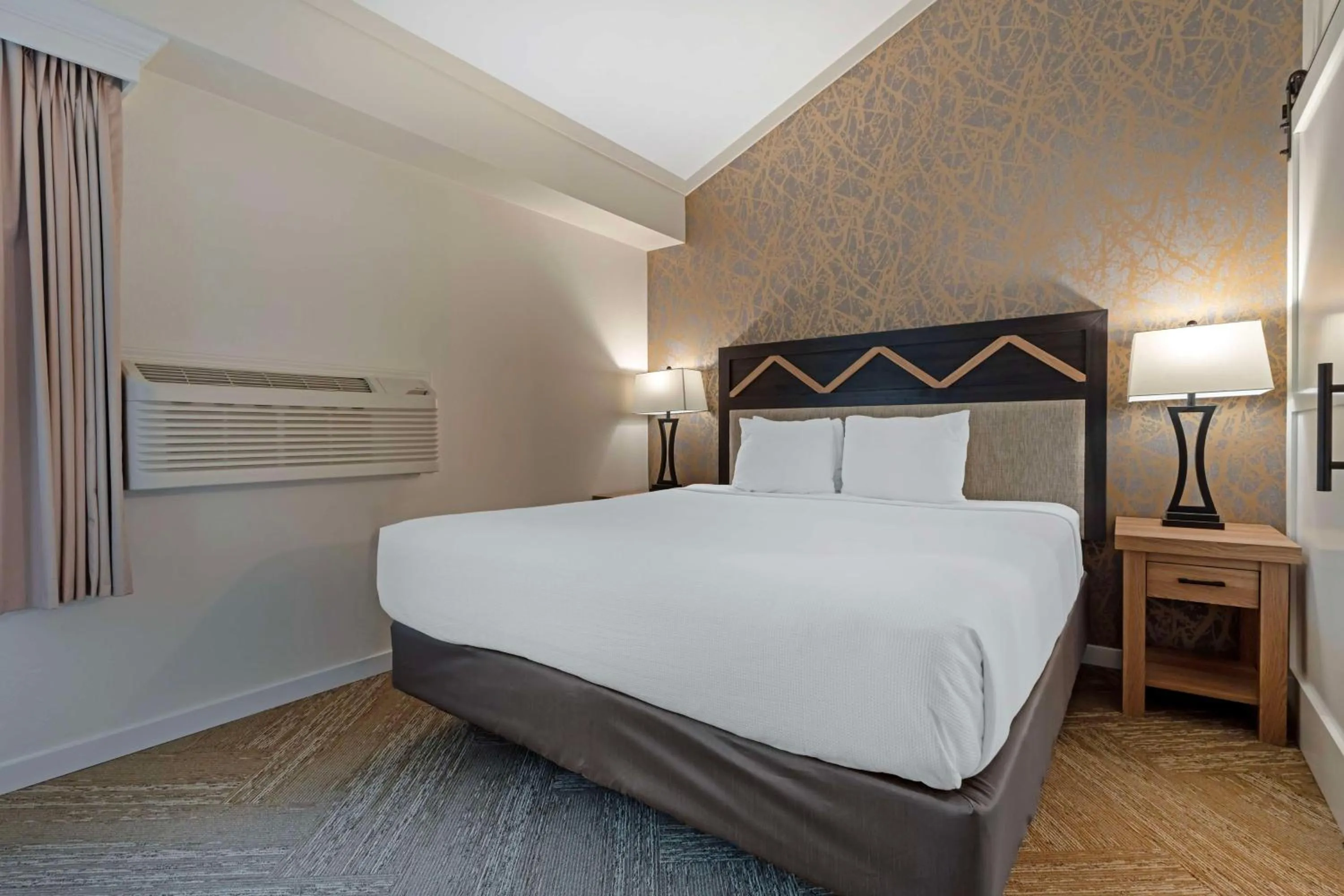 Bedroom, Bed in Best Western Plus Inn at the Vines