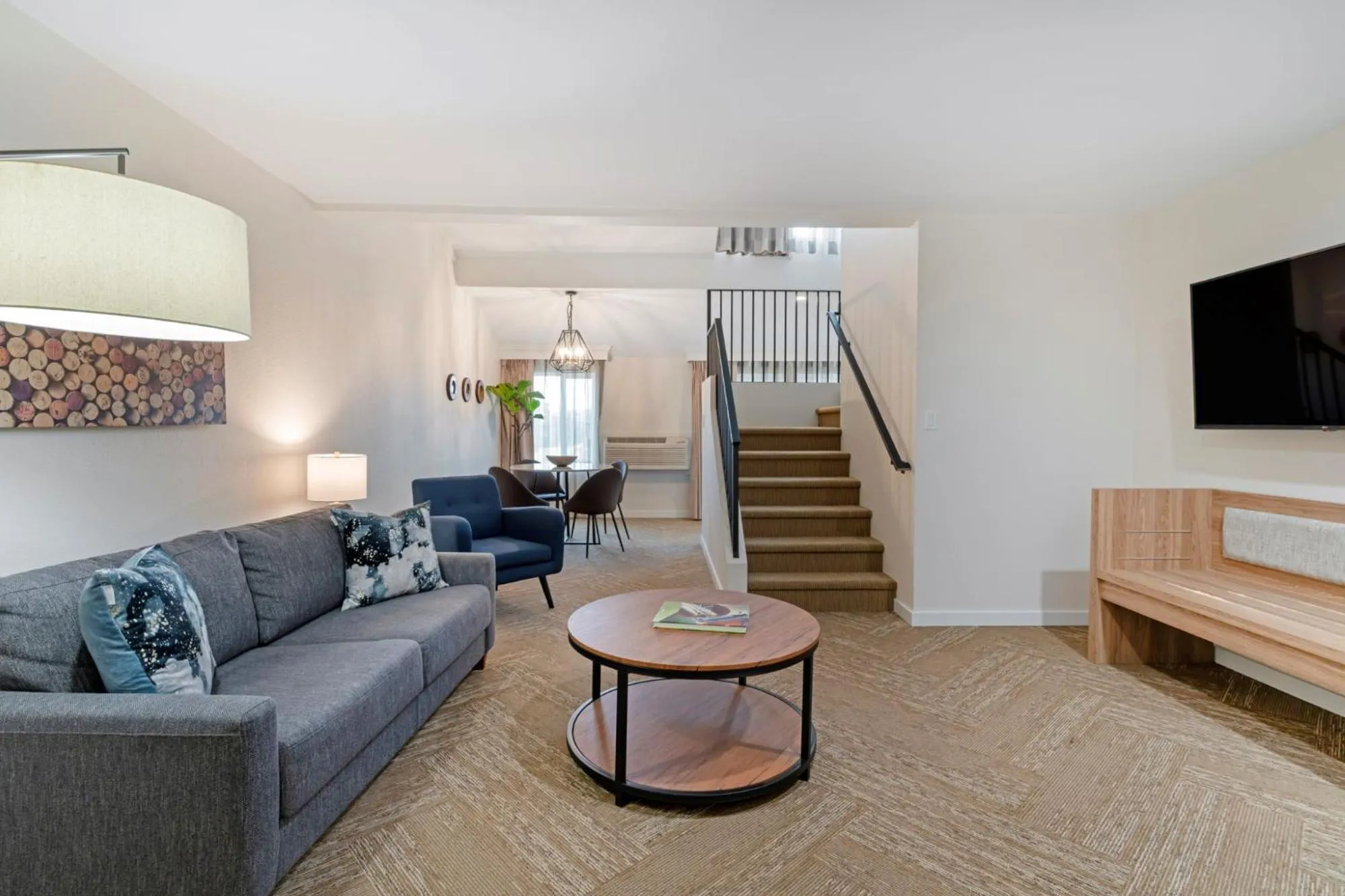 TV and multimedia in Best Western Plus Inn at the Vines