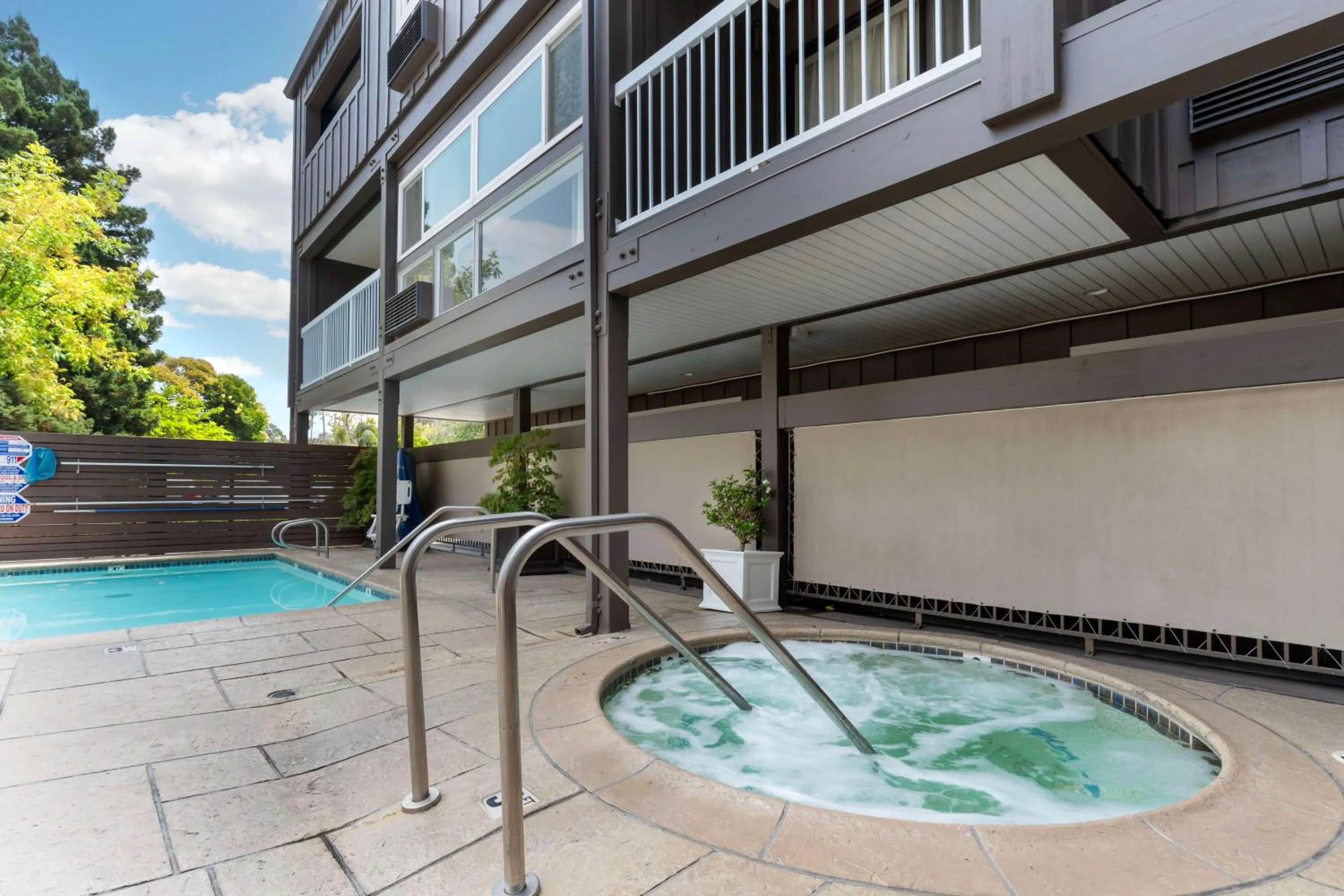 Pool view in Best Western Plus Inn at the Vines