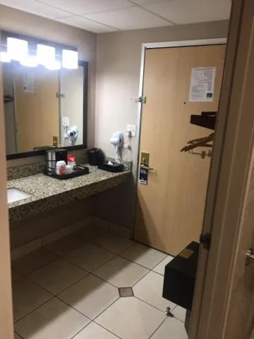 Bathroom in Boarders Inn & Suites by Cobblestone Hotels - Grand Island