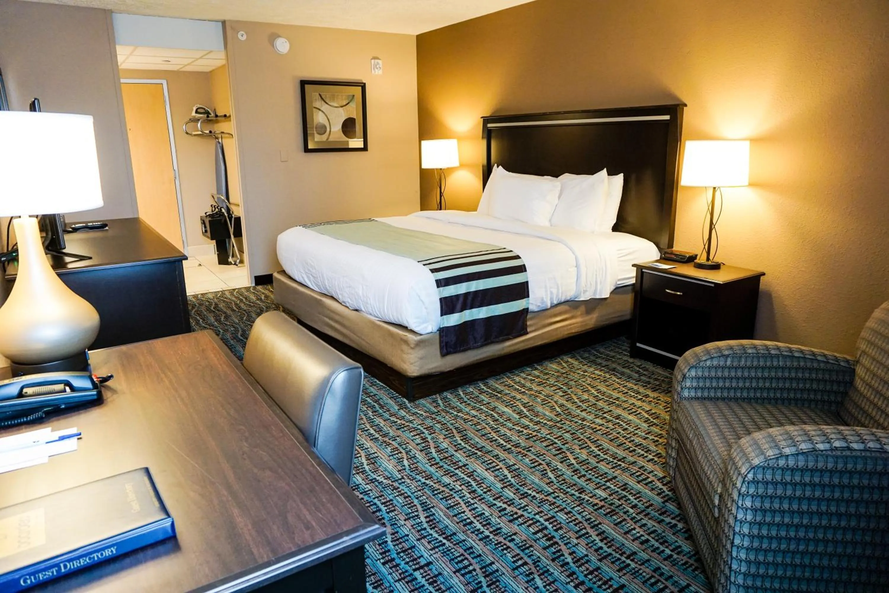 Bed in Boarders Inn & Suites by Cobblestone Hotels - Grand Island