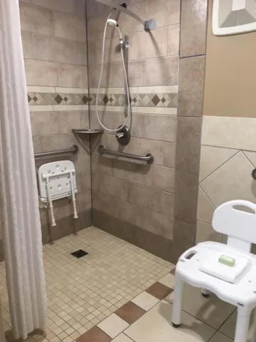 Shower in Boarders Inn & Suites by Cobblestone Hotels - Grand Island