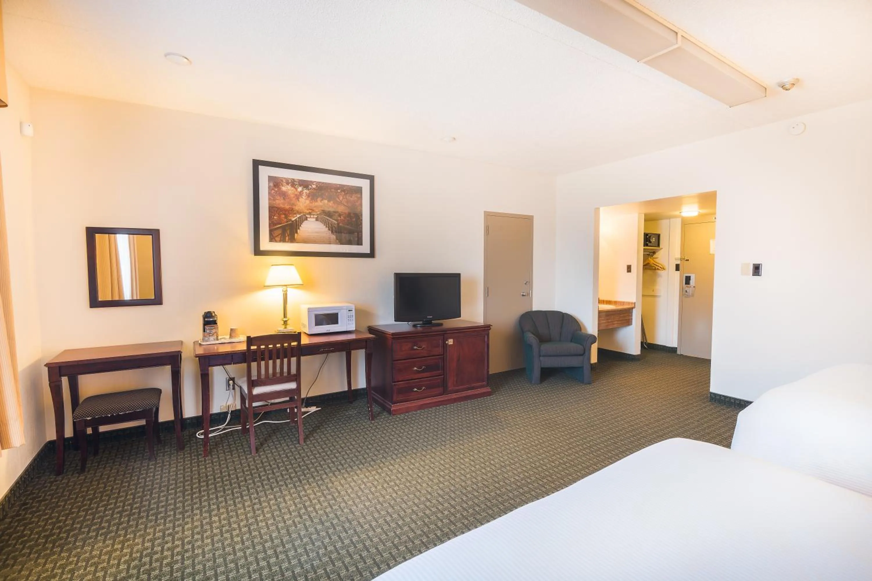 Bed in Ramada by Wyndham Thunder Bay Airlane Hotel