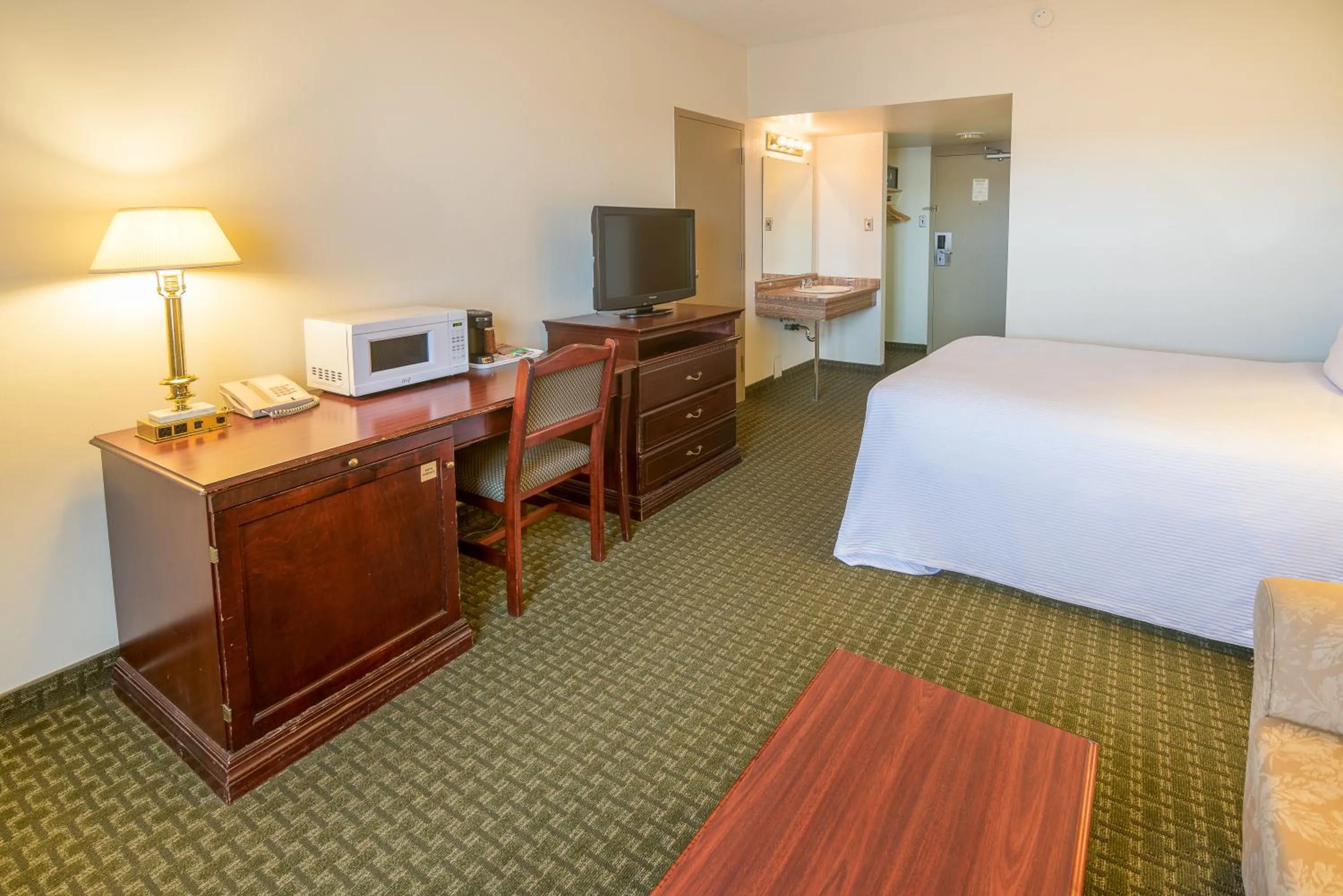 Photo of the whole room, Bed in Ramada by Wyndham Thunder Bay Airlane Hotel