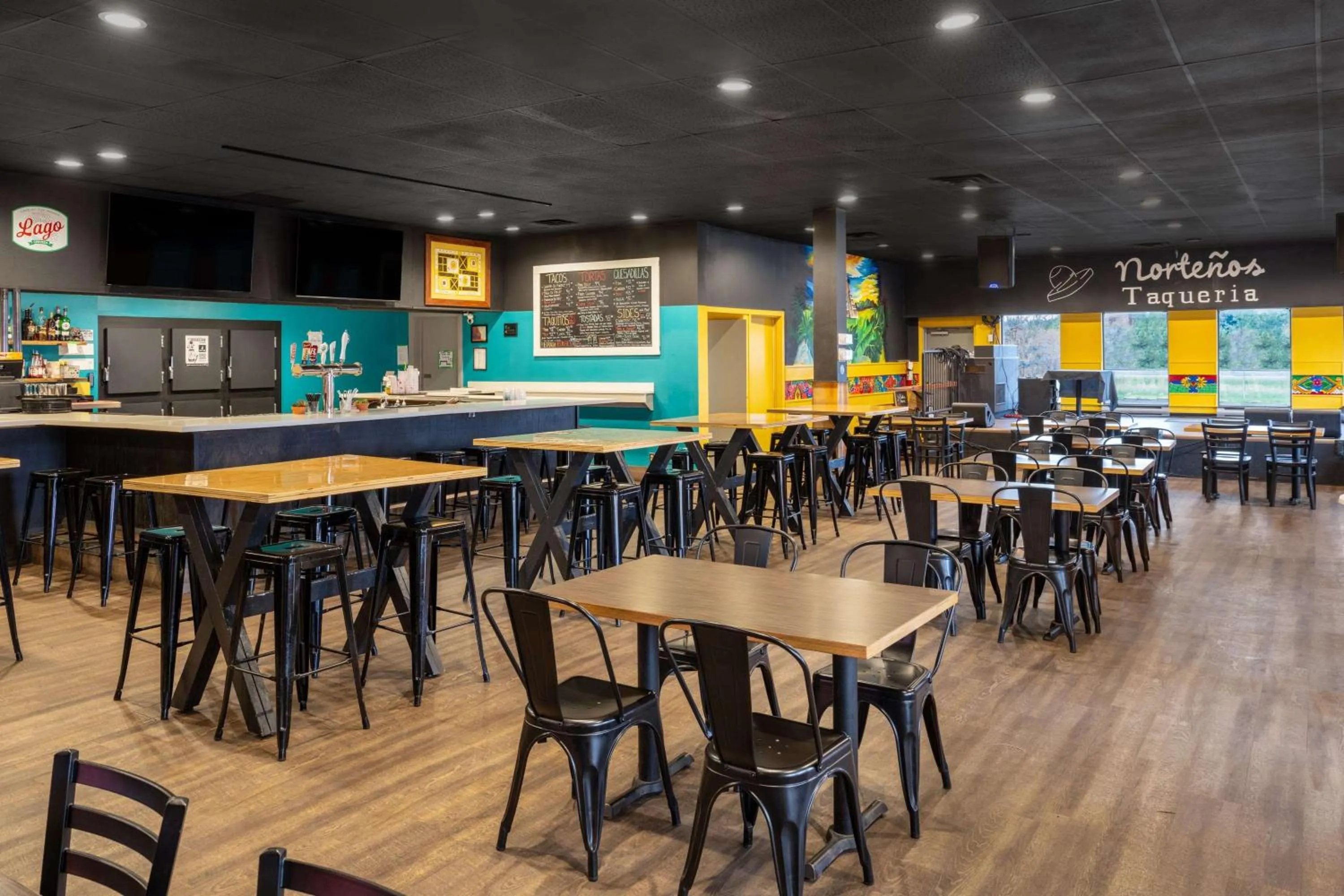 Restaurant/places to eat in Ramada by Wyndham Thunder Bay Airlane Hotel