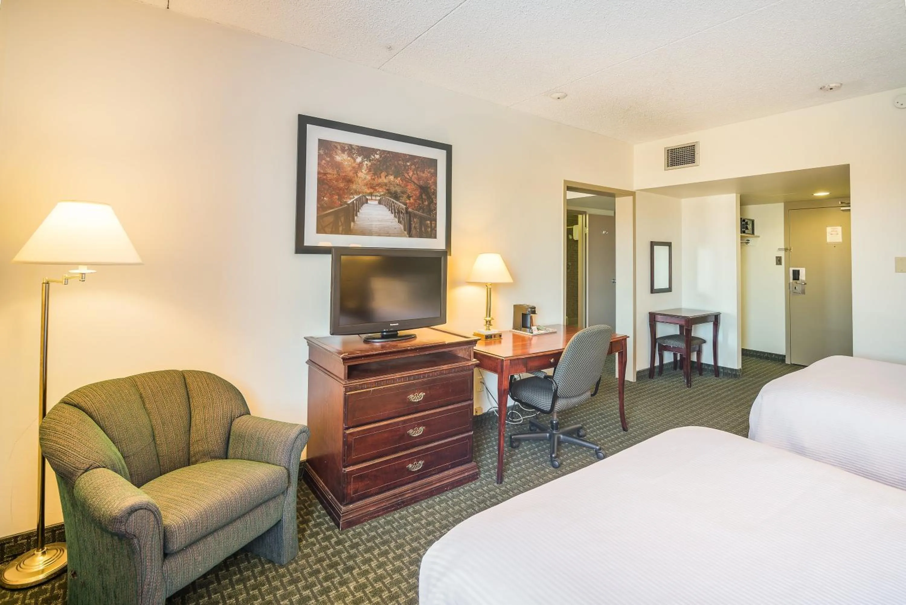 Bedroom, Bed in Ramada by Wyndham Thunder Bay Airlane Hotel