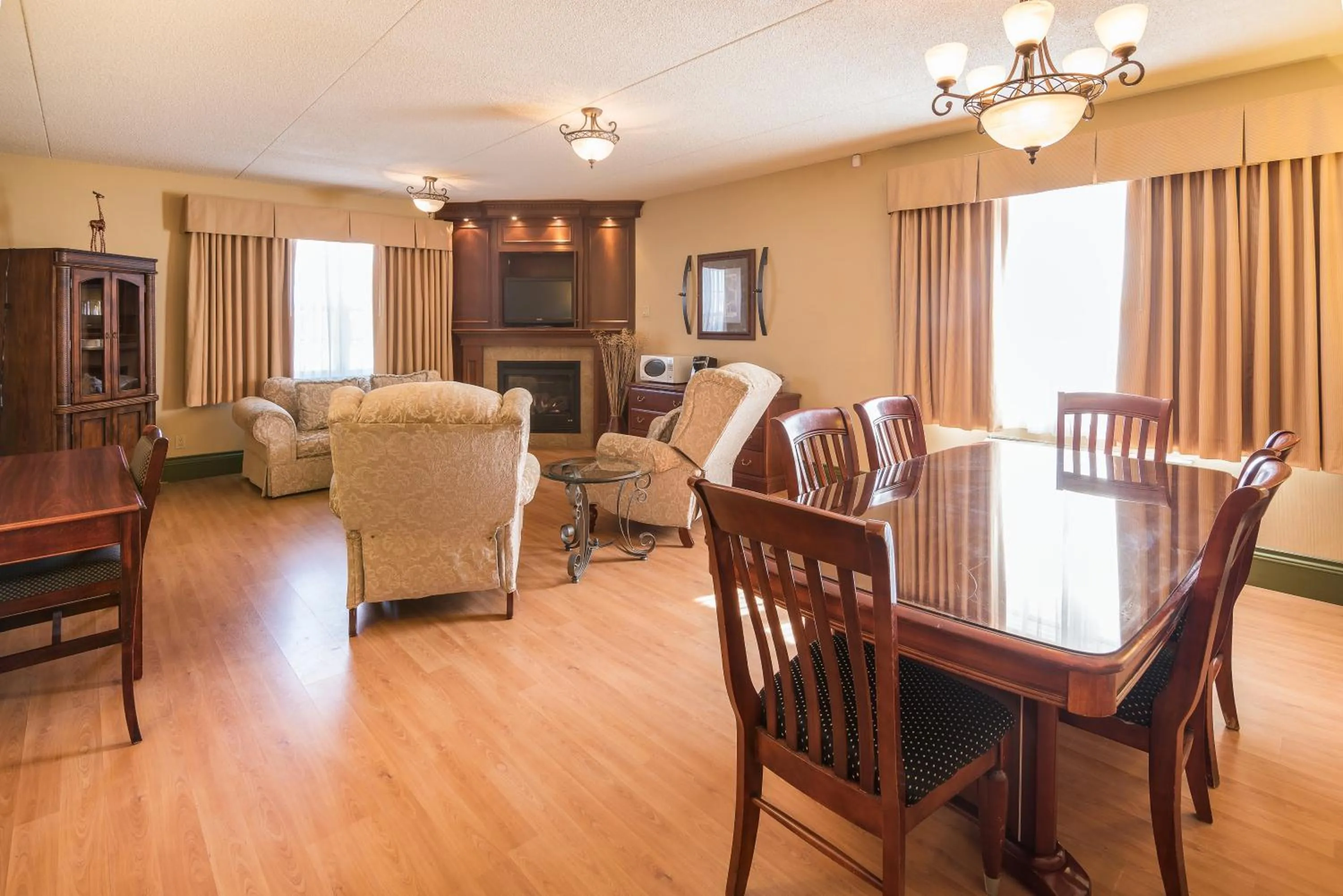Living room in Ramada by Wyndham Thunder Bay Airlane Hotel
