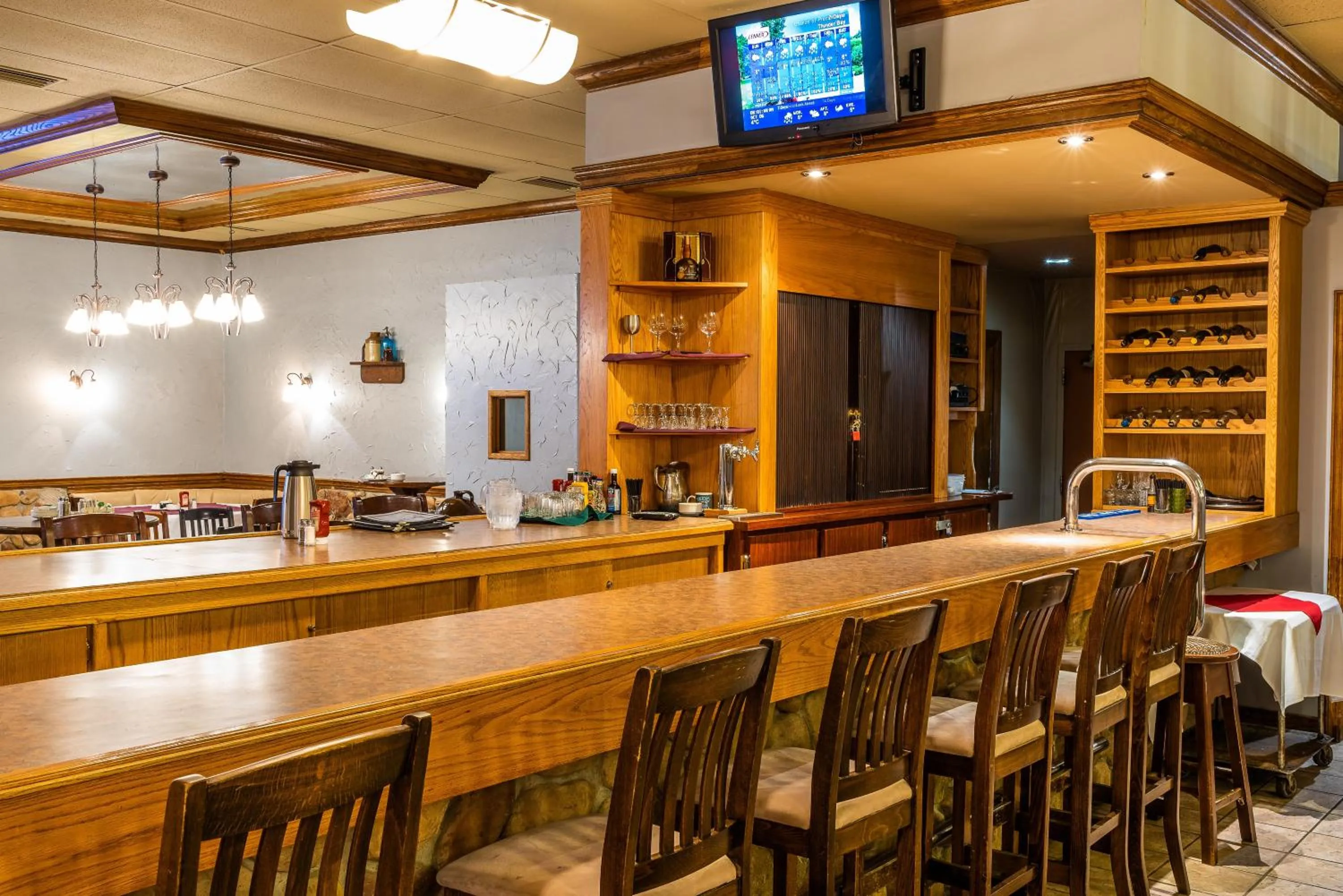 Lounge or bar in Ramada by Wyndham Thunder Bay Airlane Hotel