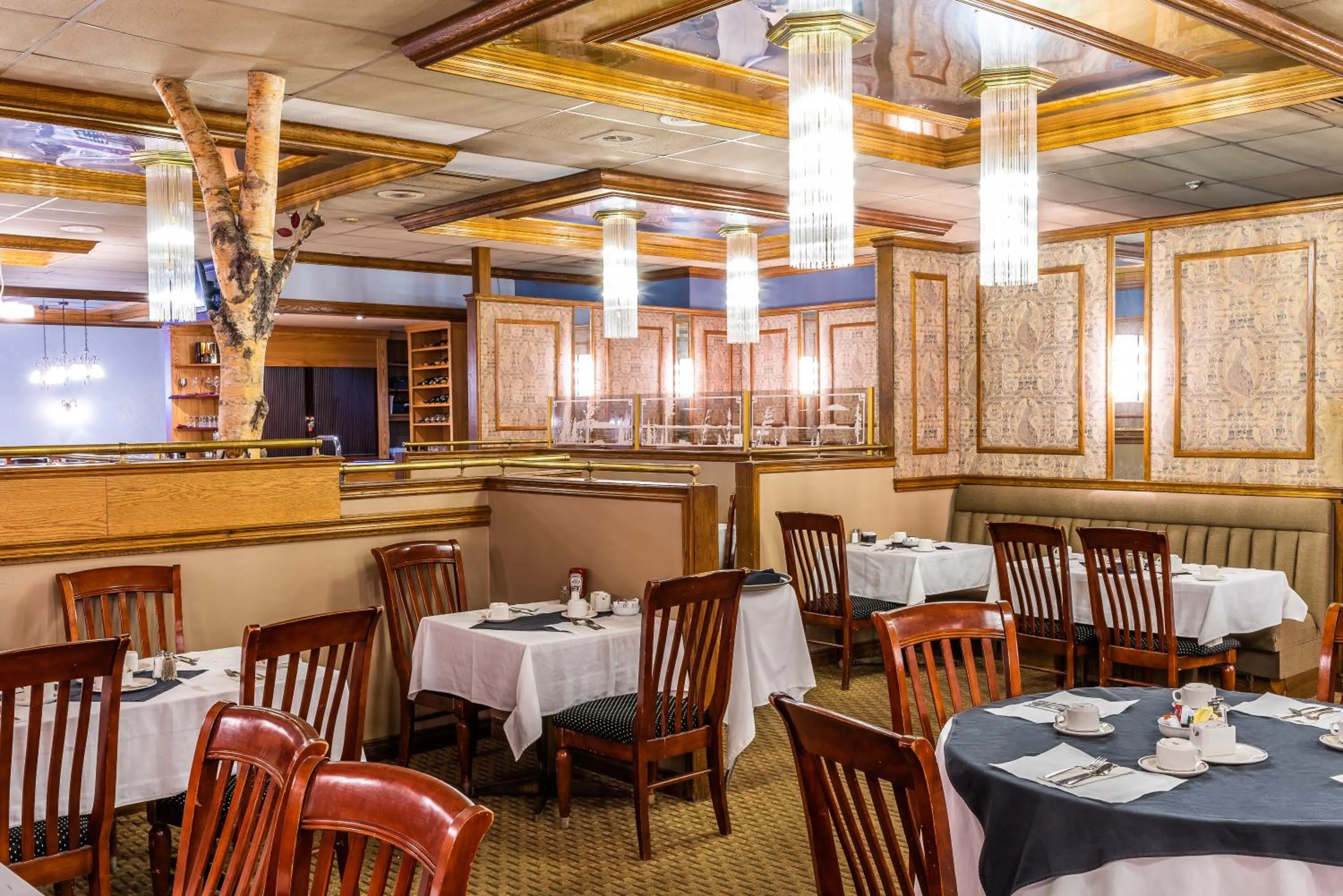 Restaurant/places to eat in Ramada by Wyndham Thunder Bay Airlane Hotel