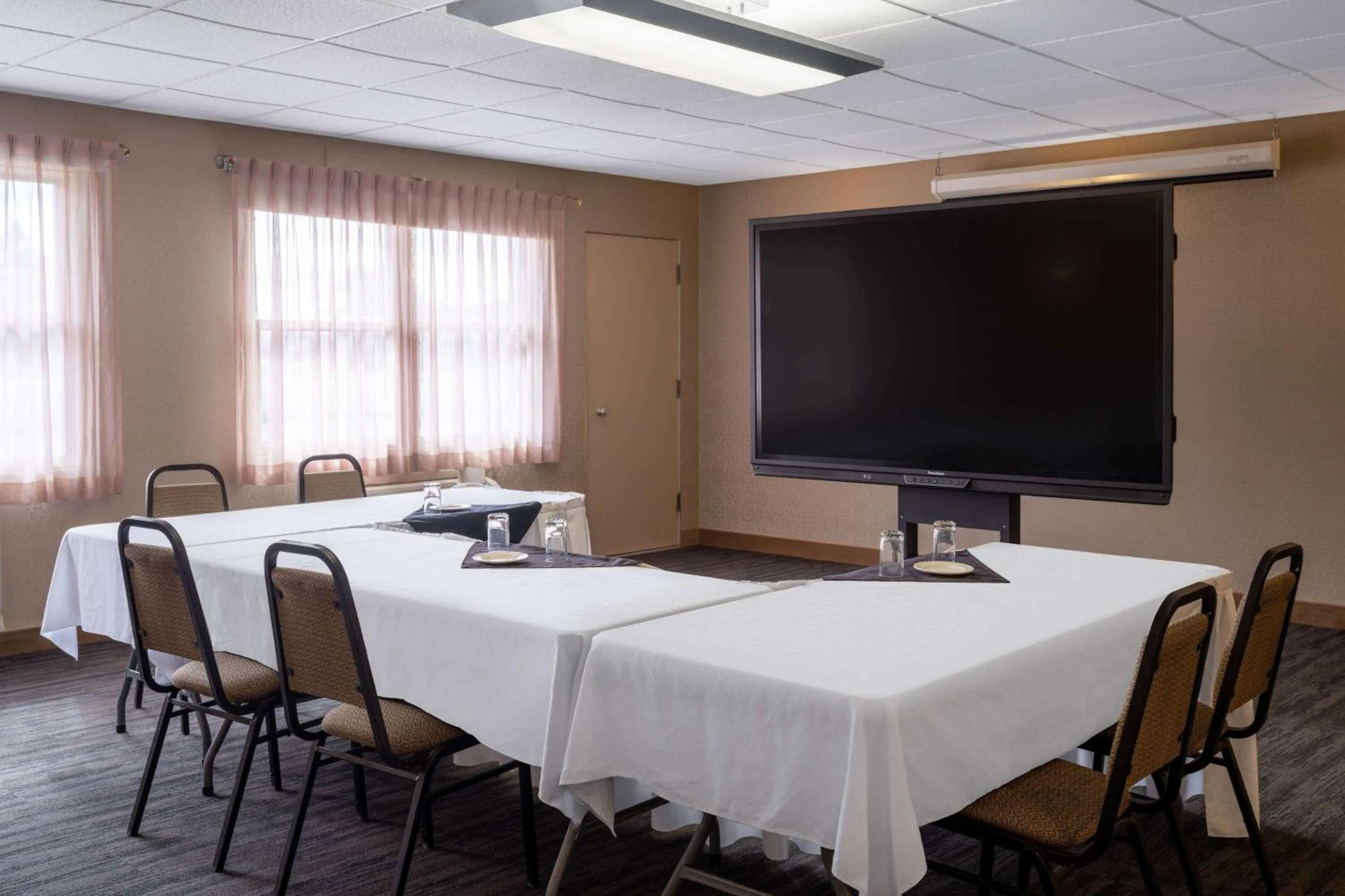 Meeting/conference room in Ramada by Wyndham Thunder Bay Airlane Hotel