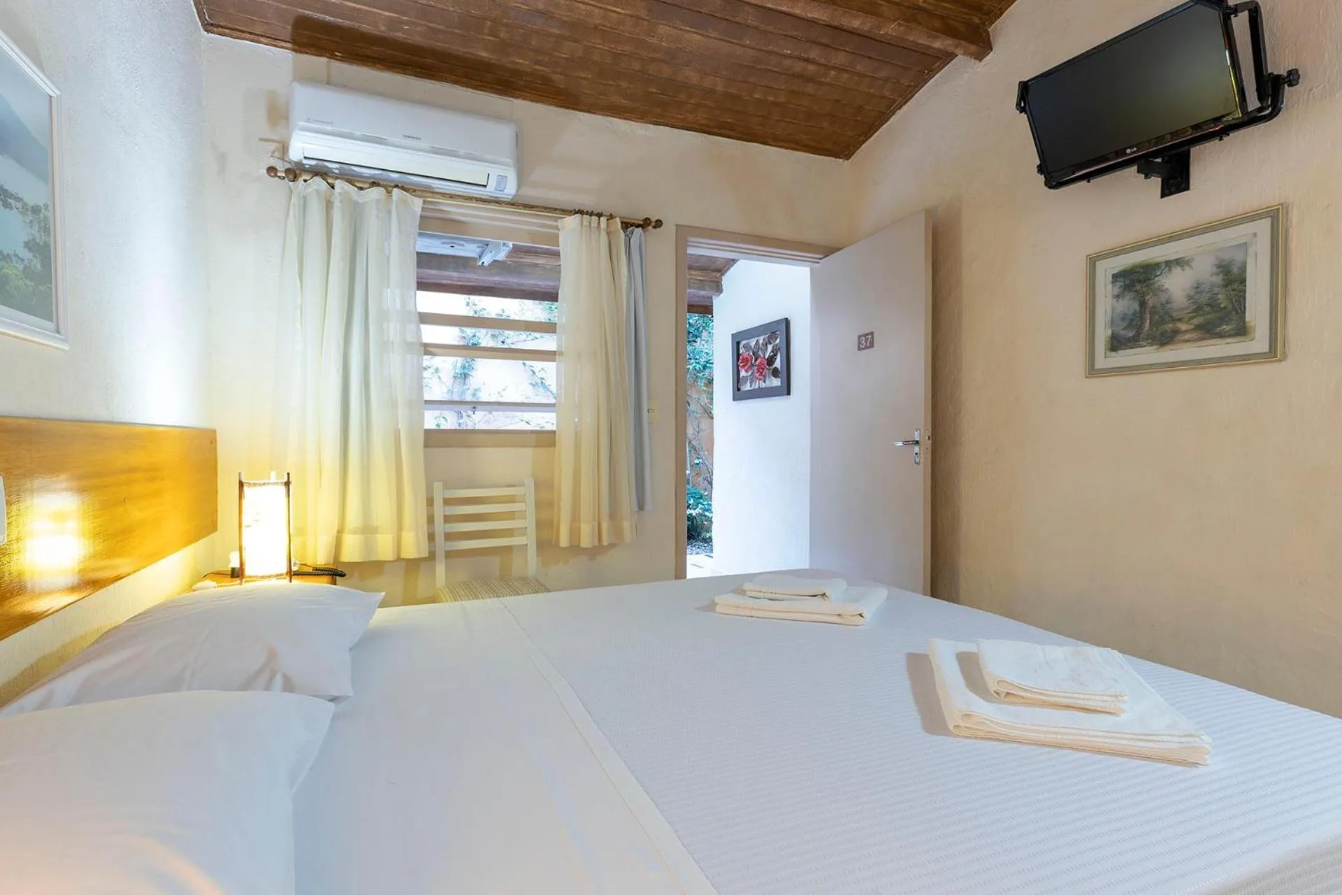 Swimming pool, Bed in Hotel Ilhasol