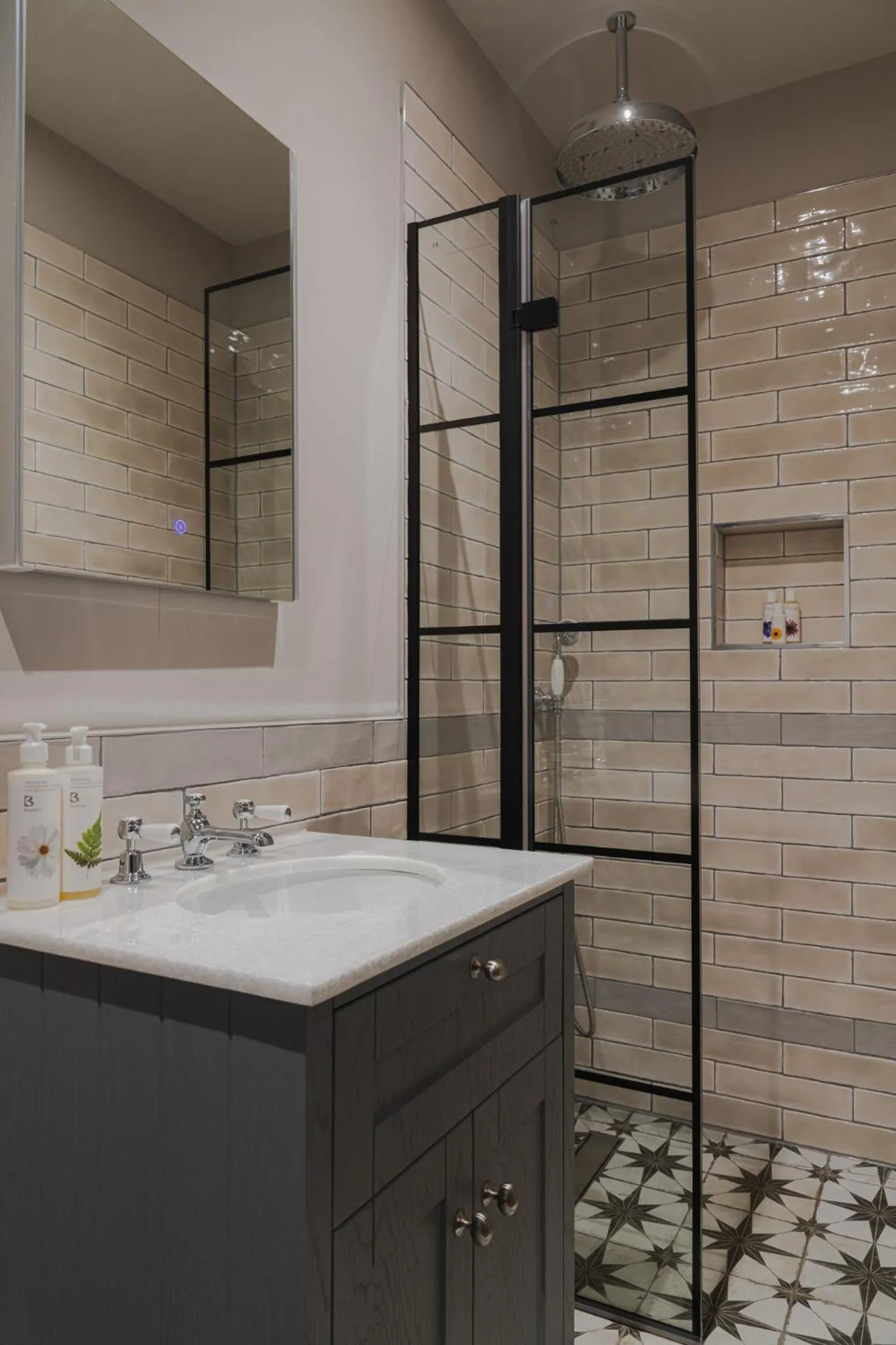 Shower in Hare and Hounds - Newbury