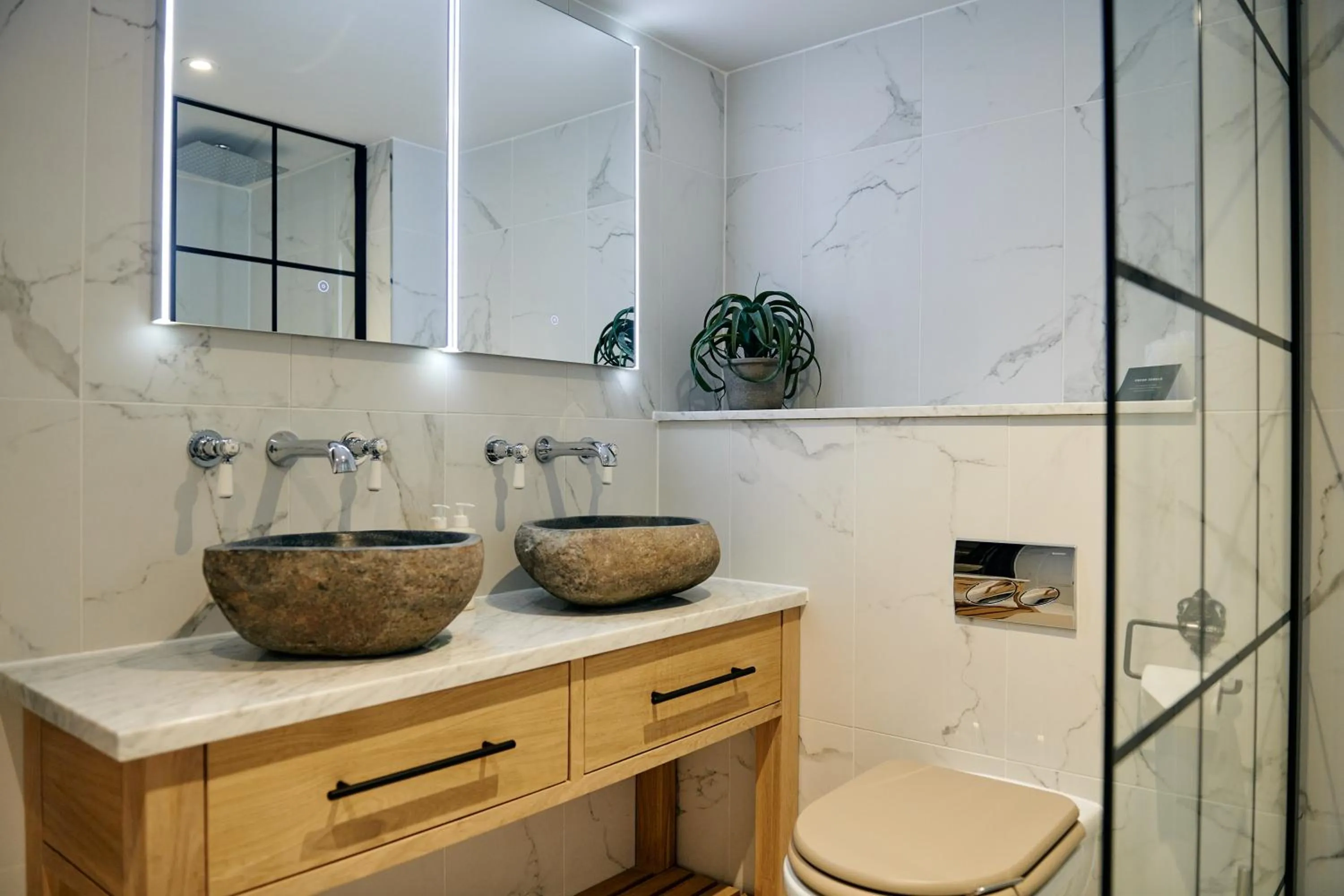 Bathroom in Hare and Hounds - Newbury