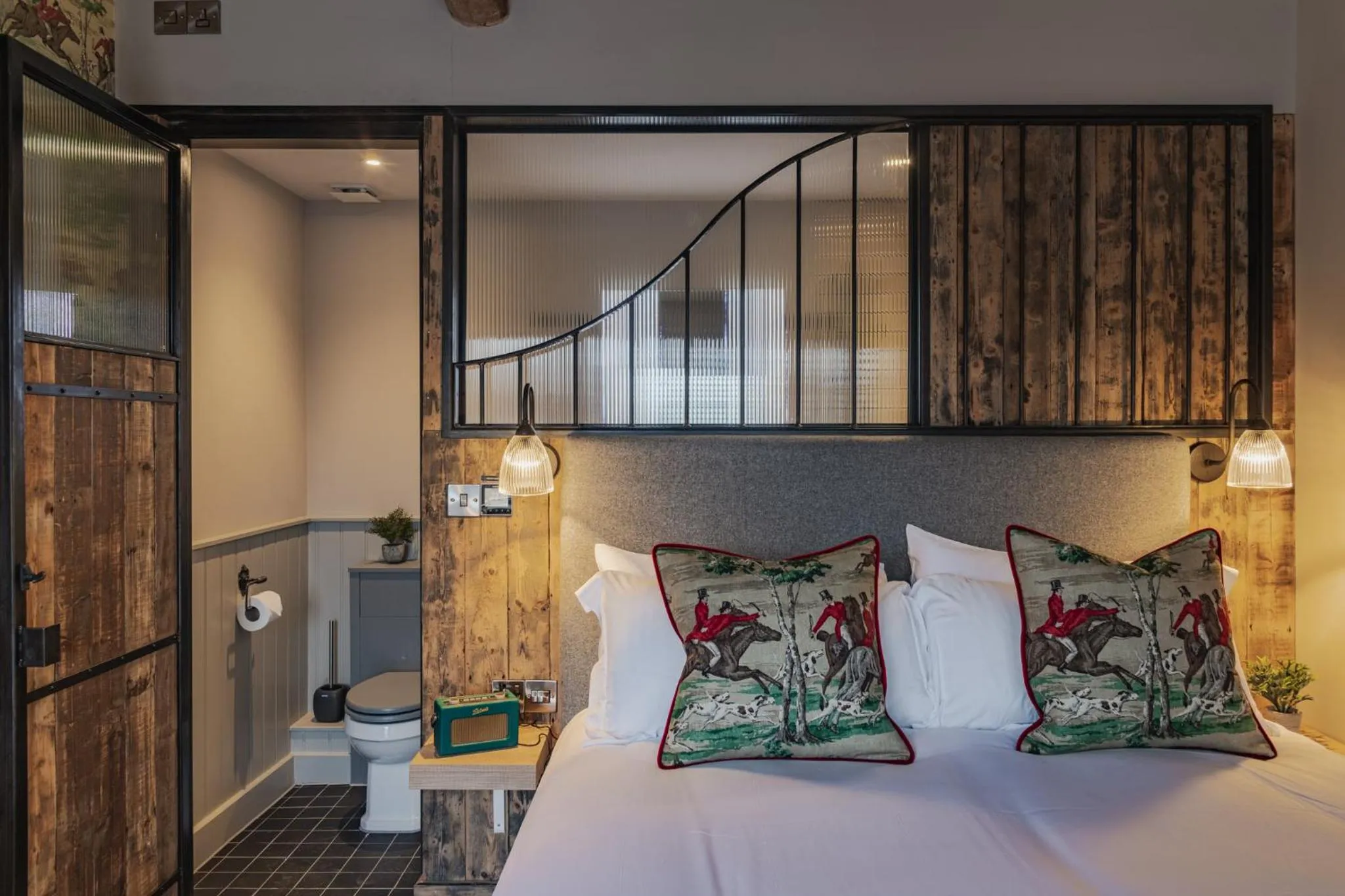 Photo of the whole room, Bed in Hare and Hounds - Newbury