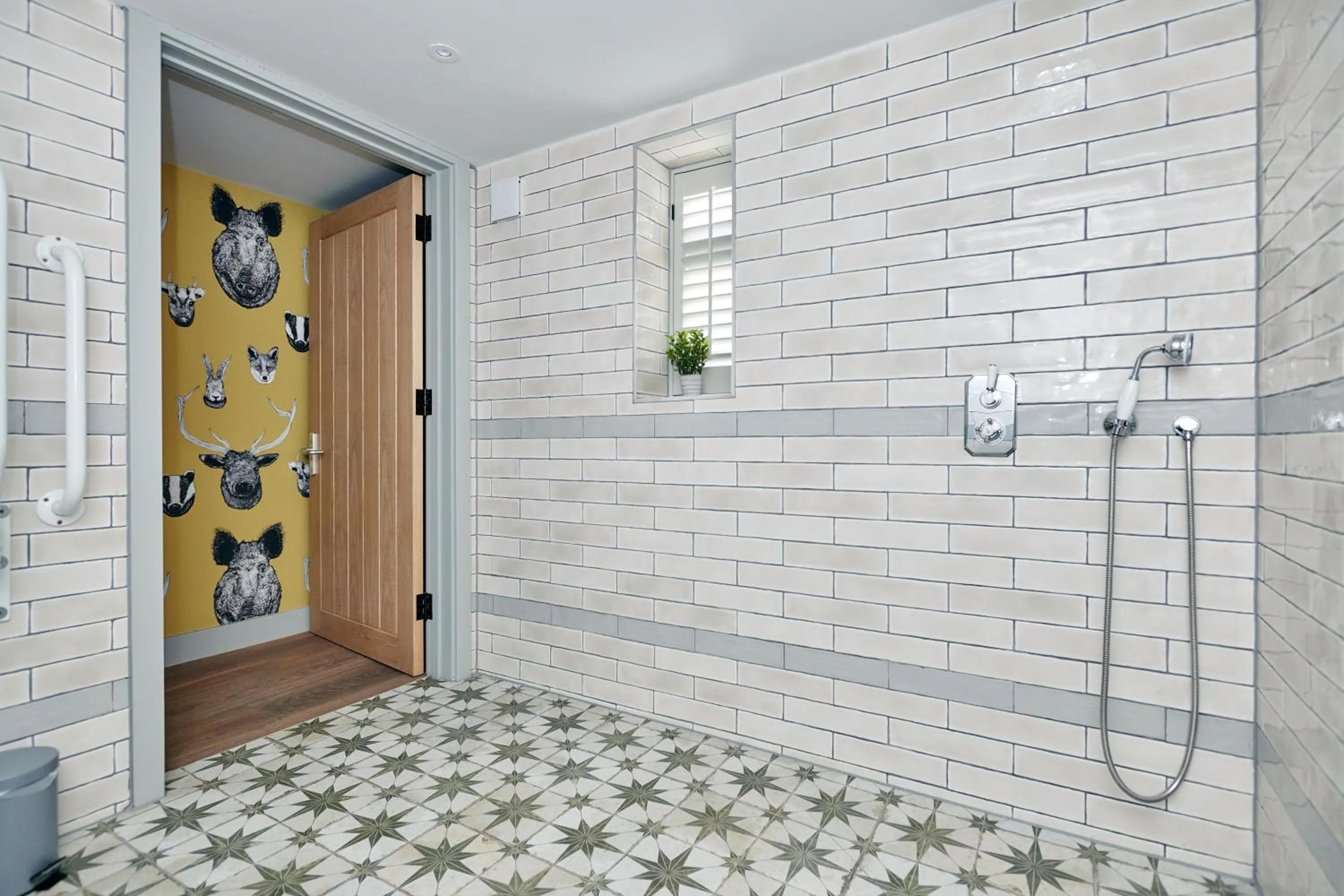 Shower in Hare and Hounds - Newbury