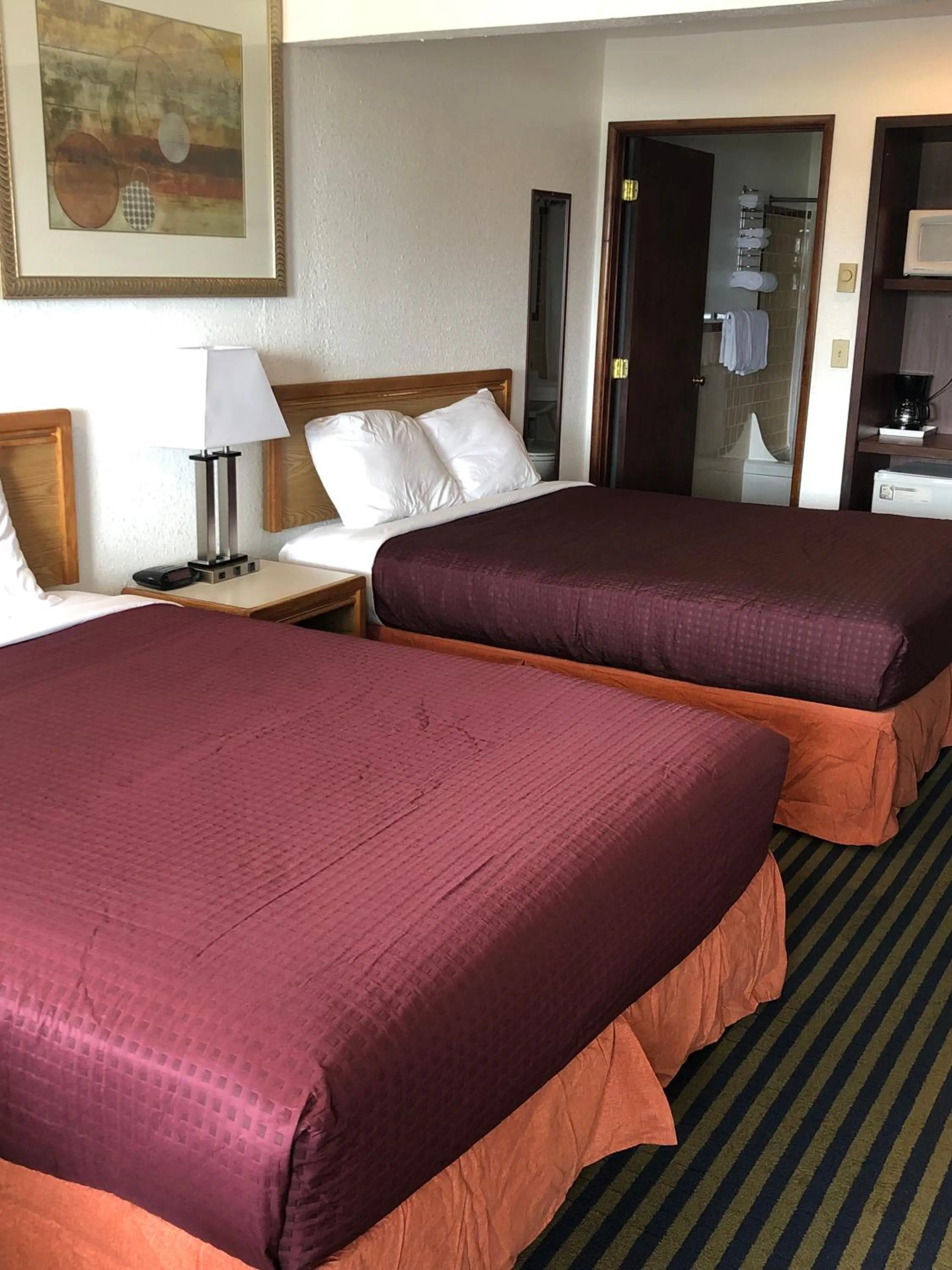 Photo of the whole room, Bed in Four Winds Motel