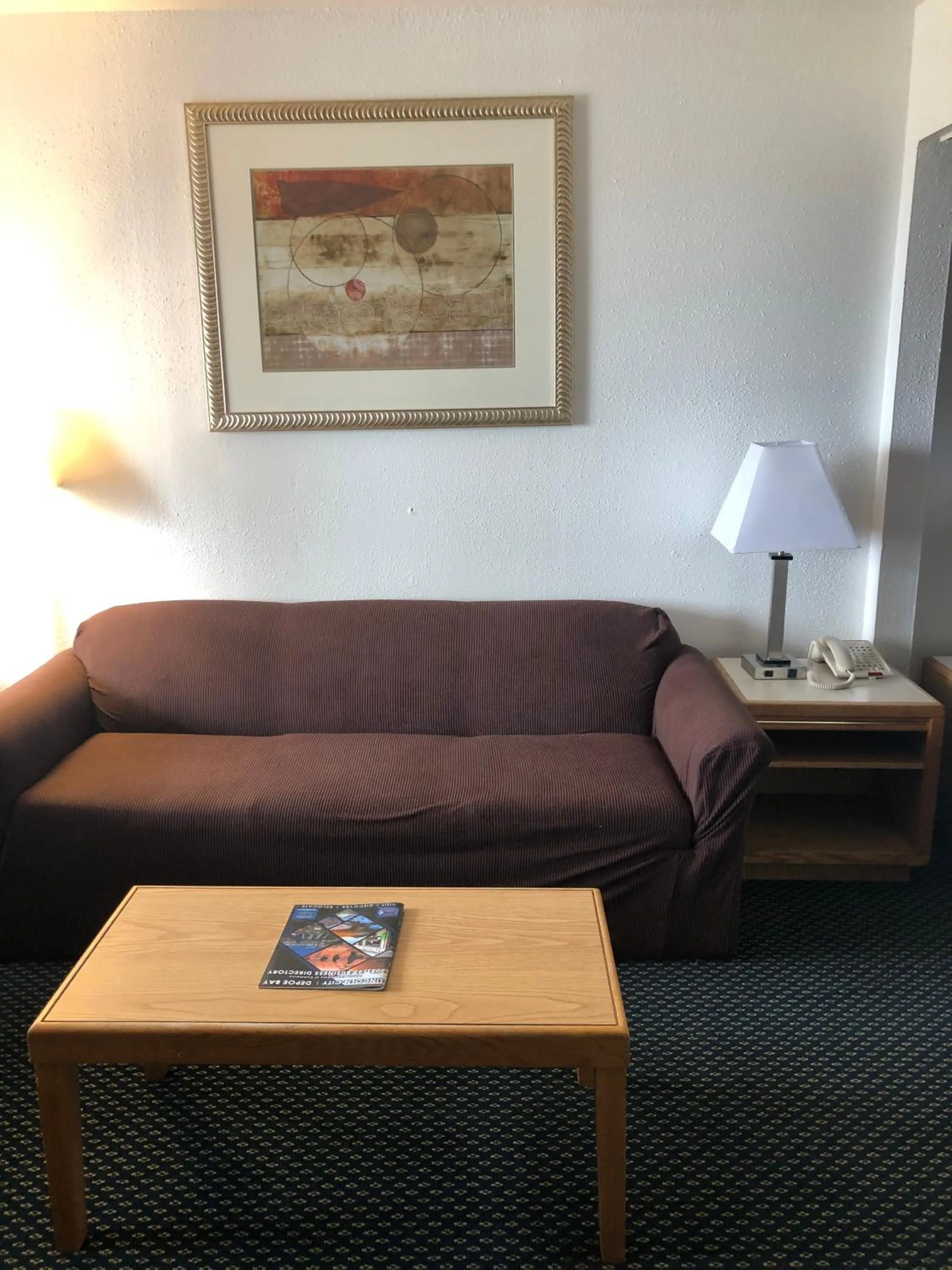 Seating area in Four Winds Motel