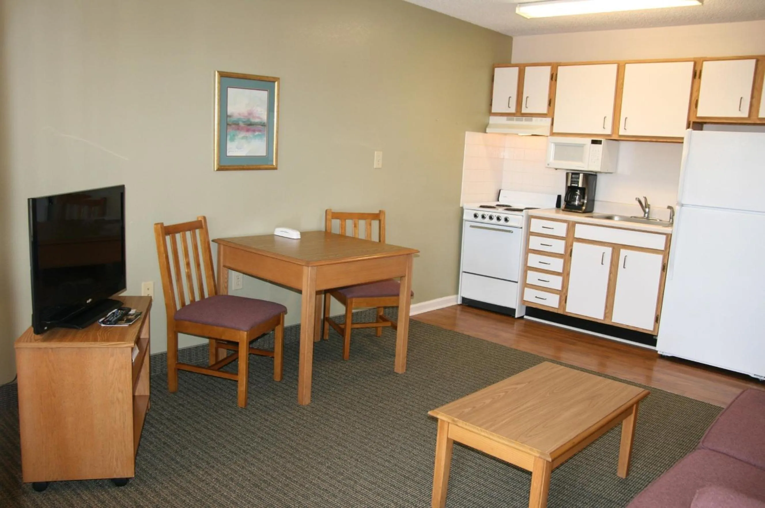 Dining area in Affordable Suites Sumter