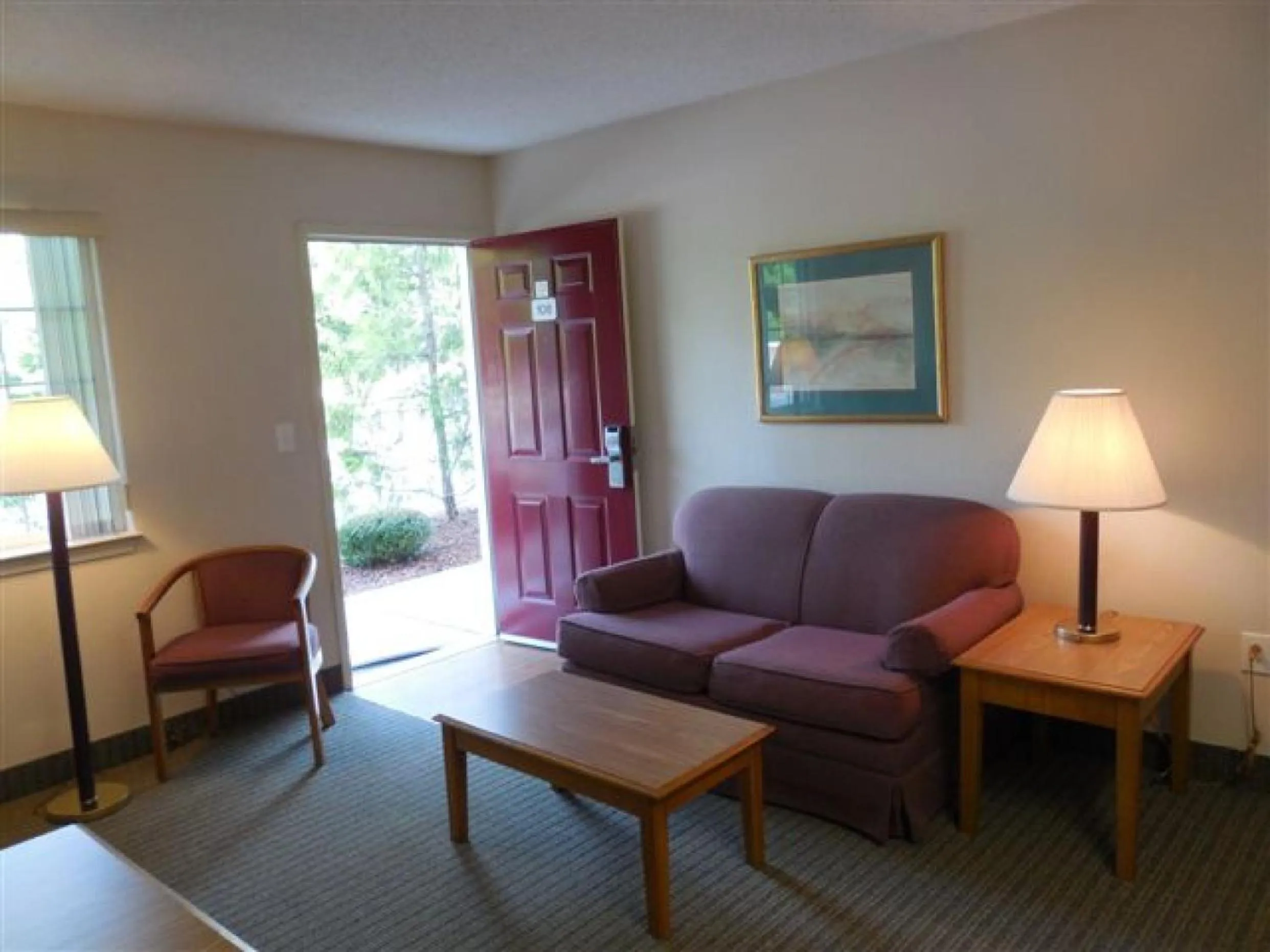 Living room in Affordable Suites Sumter