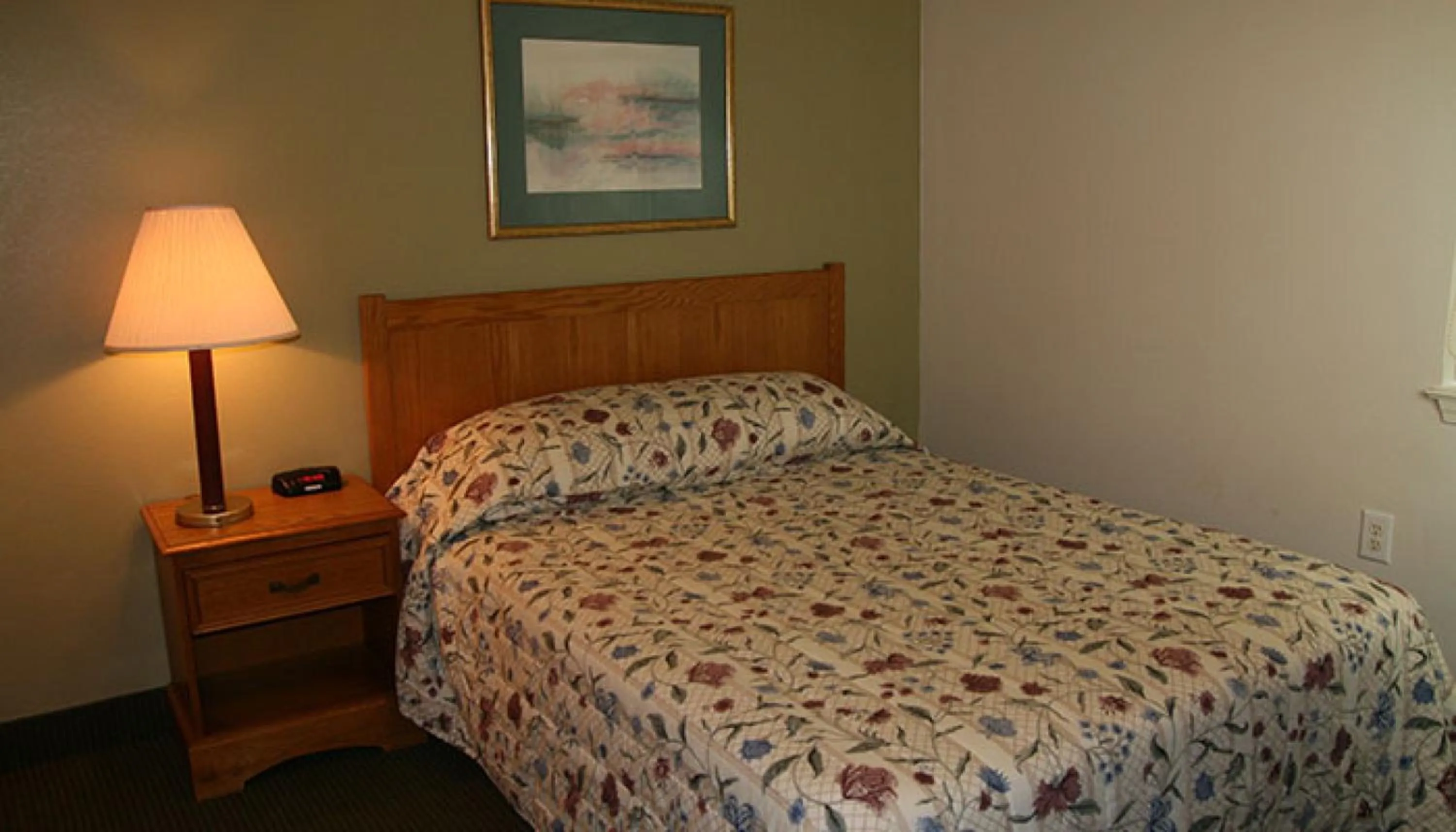 Bed in Affordable Suites Shelby