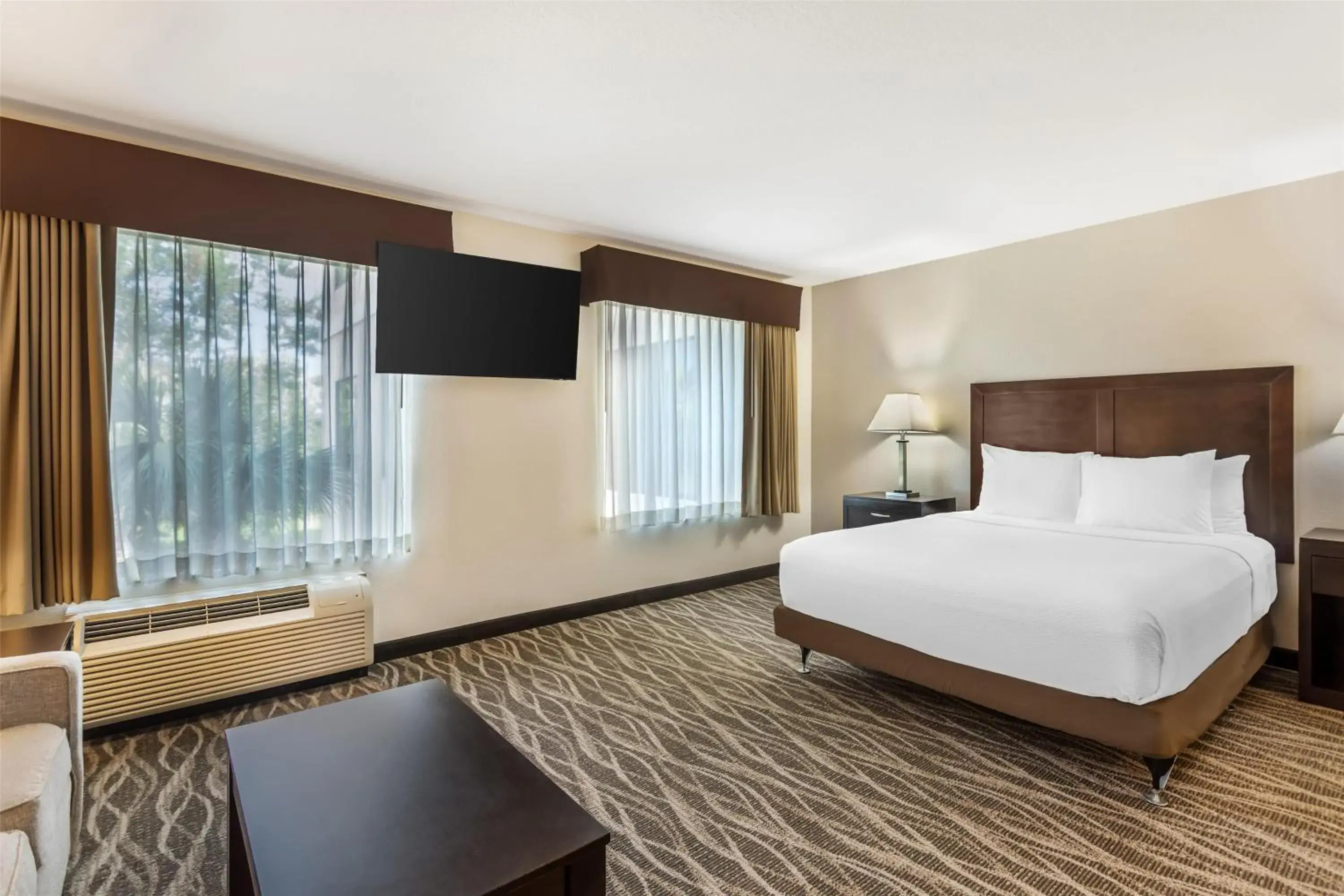 Queen Room with Roll-in Shower in Best Western Plus Valdosta Hotel & Suites Queen Room with Roll-in Shower in Best Western Plus Valdosta Hotel & Suites