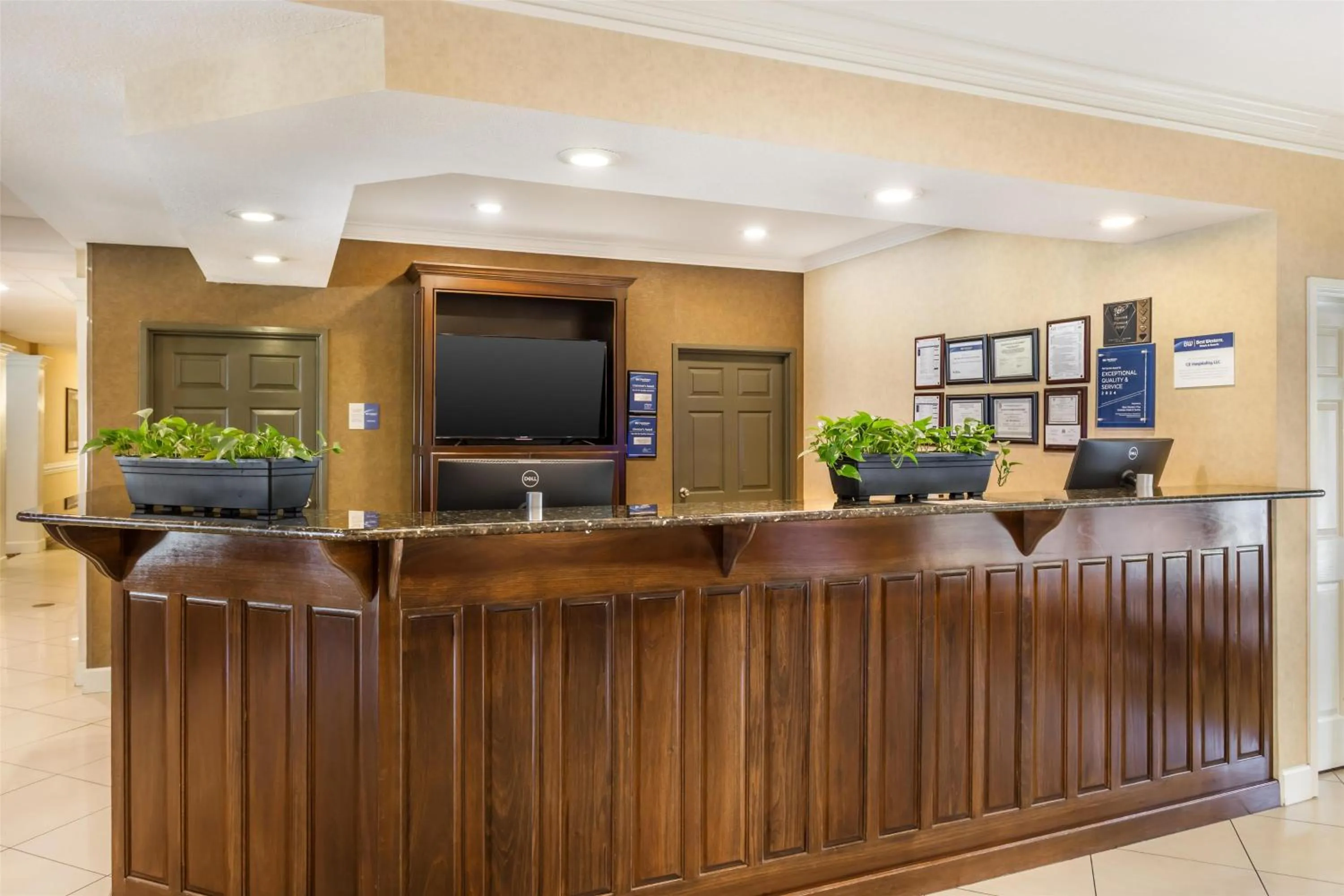 Lobby or reception in Best Western Plus Valdosta Hotel & Suites