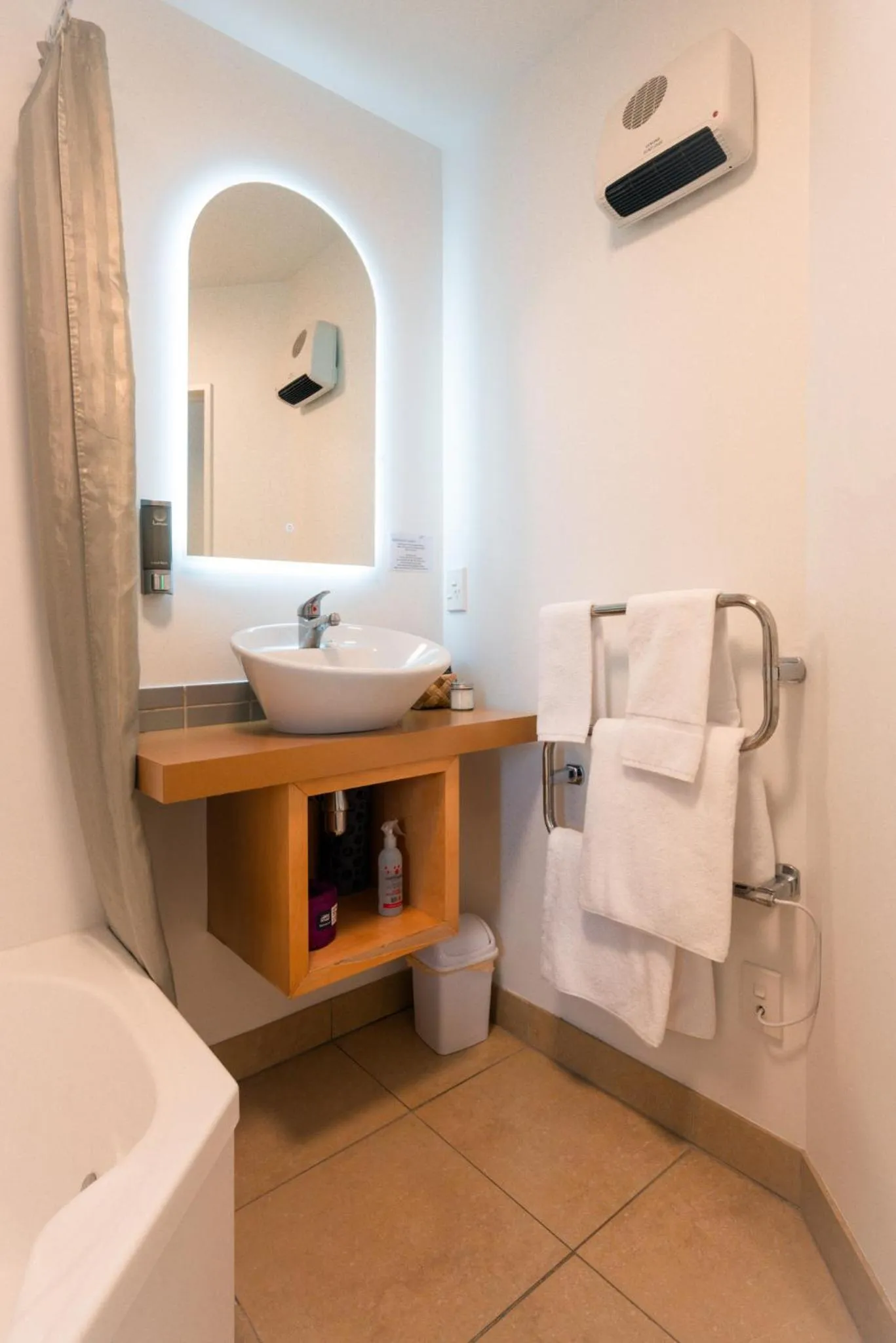 Shower in Tussock Peak Lodge